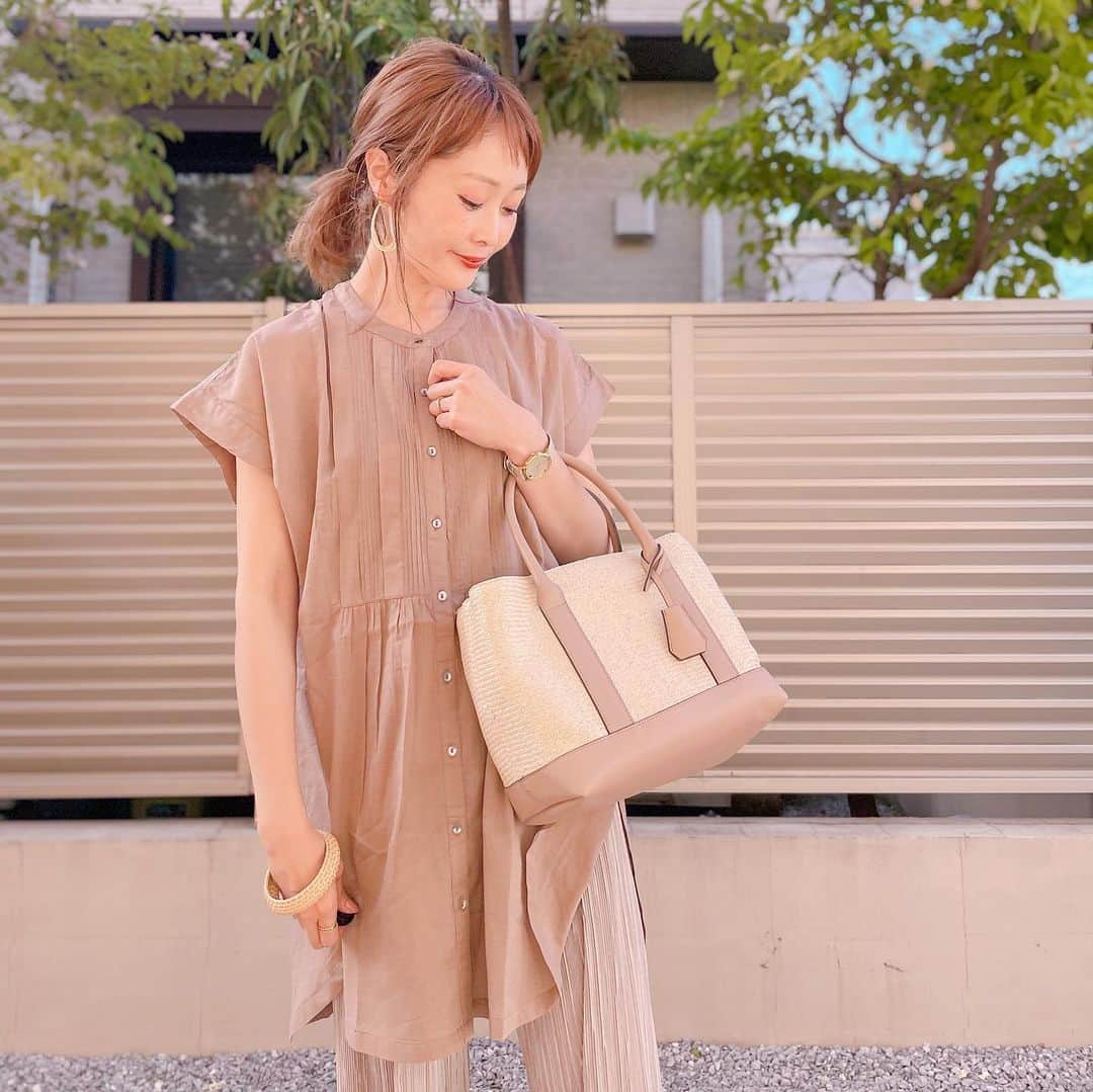 Kikuno Sayumiさんのインスタグラム写真 - (Kikuno SayumiInstagram)「〻brown code〻 ・ ・ ・ @aic_official のノースリブラウスでブラウンコーデ🧸 バンドカラーでスッキリ着られてフレンチスリーブだから二の腕もカバー出来て◎zozotownで¥1000オフクーポン出てたよ✨ ・ バッグは @cachecache__official のもの。布バージョンのを毎日ヘビロテしてるから夏素材のものも新調したよ🥰 すごい夏らしいしやっぱり使いやすくてお気に入り♡ ・ サンダルは @sorotto_shoes のもの。同じ型で娘バージョンもゲットしてる♡ これも本当可愛くてヘビロテ😆サイズ感が大きめだからワンサイズ、ツーサイズ下でもいいかも！私は22.5なんだけど娘の21サイズも履けた😂 でも全然歩きやすいし何より可愛くてお気に入り💘 @sorotto_ladys ・ ・ #aic#エーアイシー#pr#ファッション#コーデ#fashion#ママ#ママコーデ#プチプラコーデ#大人カジュアル#ヘアアレンジ#大人可愛い#ジユジョ#옷스타그램#シンプルコーデ #ママリ#ママリファッション#lucrajp#春コーデ#オン眉#ヘアスタイル#ヘアアレンジ#uniqlo#ユニジョ#カシュカシュバッグ#sorotto_shoes#sorotto」4月25日 19時43分 - sayumikikuno