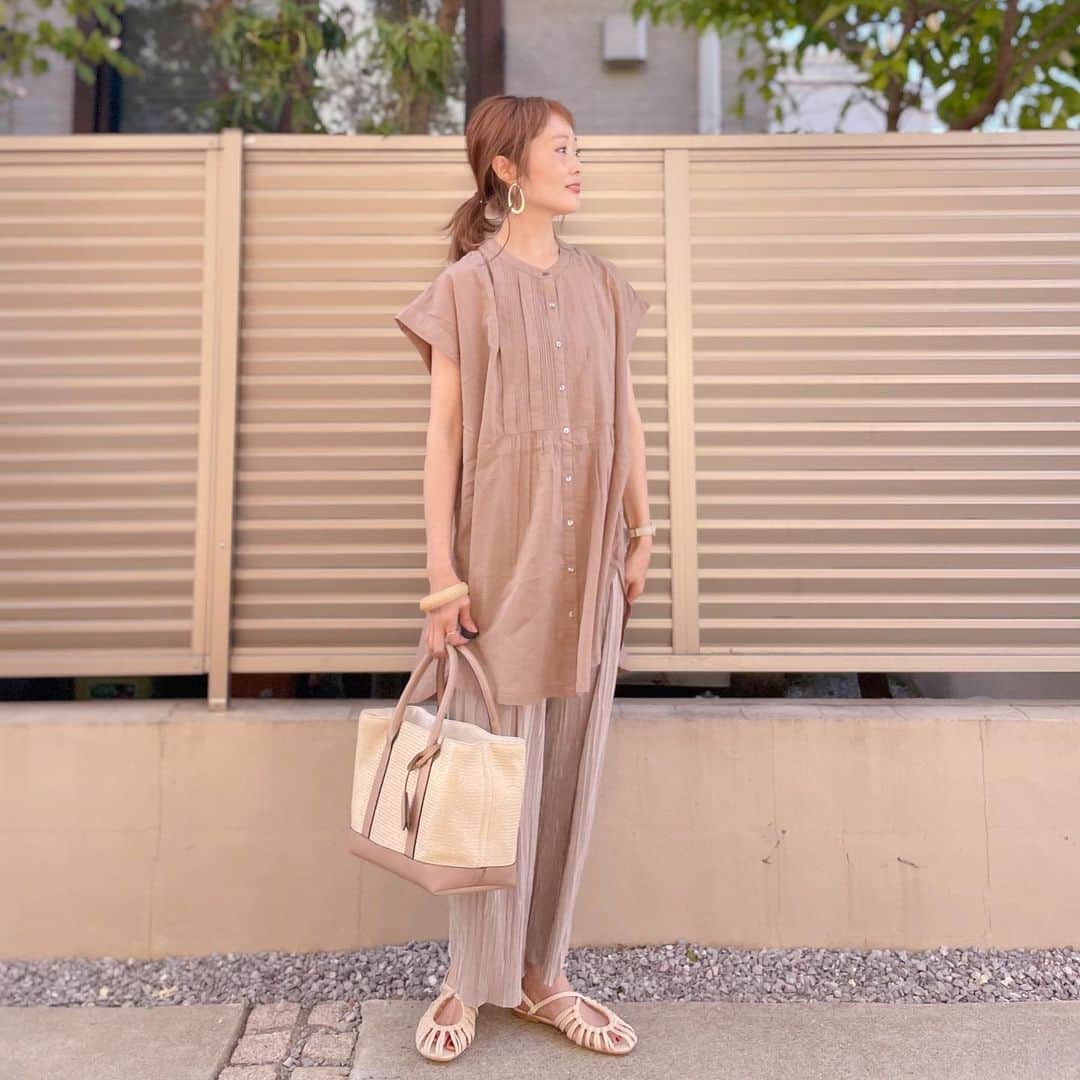 Kikuno Sayumiさんのインスタグラム写真 - (Kikuno SayumiInstagram)「〻brown code〻 ・ ・ ・ @aic_official のノースリブラウスでブラウンコーデ🧸 バンドカラーでスッキリ着られてフレンチスリーブだから二の腕もカバー出来て◎zozotownで¥1000オフクーポン出てたよ✨ ・ バッグは @cachecache__official のもの。布バージョンのを毎日ヘビロテしてるから夏素材のものも新調したよ🥰 すごい夏らしいしやっぱり使いやすくてお気に入り♡ ・ サンダルは @sorotto_shoes のもの。同じ型で娘バージョンもゲットしてる♡ これも本当可愛くてヘビロテ😆サイズ感が大きめだからワンサイズ、ツーサイズ下でもいいかも！私は22.5なんだけど娘の21サイズも履けた😂 でも全然歩きやすいし何より可愛くてお気に入り💘 @sorotto_ladys ・ ・ #aic#エーアイシー#pr#ファッション#コーデ#fashion#ママ#ママコーデ#プチプラコーデ#大人カジュアル#ヘアアレンジ#大人可愛い#ジユジョ#옷스타그램#シンプルコーデ #ママリ#ママリファッション#lucrajp#春コーデ#オン眉#ヘアスタイル#ヘアアレンジ#uniqlo#ユニジョ#カシュカシュバッグ#sorotto_shoes#sorotto」4月25日 19時43分 - sayumikikuno