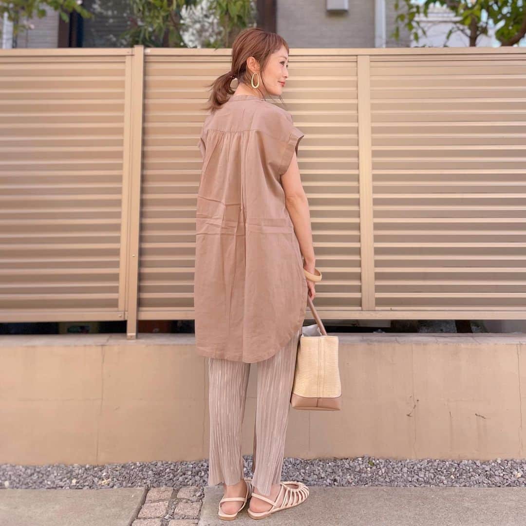 Kikuno Sayumiさんのインスタグラム写真 - (Kikuno SayumiInstagram)「〻brown code〻 ・ ・ ・ @aic_official のノースリブラウスでブラウンコーデ🧸 バンドカラーでスッキリ着られてフレンチスリーブだから二の腕もカバー出来て◎zozotownで¥1000オフクーポン出てたよ✨ ・ バッグは @cachecache__official のもの。布バージョンのを毎日ヘビロテしてるから夏素材のものも新調したよ🥰 すごい夏らしいしやっぱり使いやすくてお気に入り♡ ・ サンダルは @sorotto_shoes のもの。同じ型で娘バージョンもゲットしてる♡ これも本当可愛くてヘビロテ😆サイズ感が大きめだからワンサイズ、ツーサイズ下でもいいかも！私は22.5なんだけど娘の21サイズも履けた😂 でも全然歩きやすいし何より可愛くてお気に入り💘 @sorotto_ladys ・ ・ #aic#エーアイシー#pr#ファッション#コーデ#fashion#ママ#ママコーデ#プチプラコーデ#大人カジュアル#ヘアアレンジ#大人可愛い#ジユジョ#옷스타그램#シンプルコーデ #ママリ#ママリファッション#lucrajp#春コーデ#オン眉#ヘアスタイル#ヘアアレンジ#uniqlo#ユニジョ#カシュカシュバッグ#sorotto_shoes#sorotto」4月25日 19時43分 - sayumikikuno