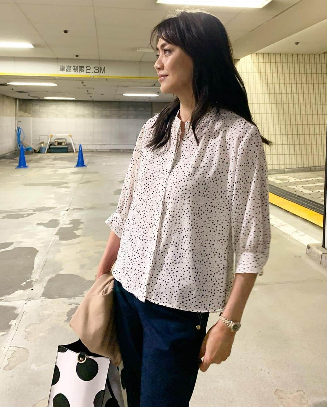 前田典子さんのインスタグラム写真 - (前田典子Instagram)「昨日の仕事帰り #駐車場 にて  ドットなのかダルメシアンなのか曖昧柄の　⚫︎⚪︎⚫︎⚪︎ #ブラウスは @elura_official   #ストレッチスリットパンツ @_rejoove_  5/3オンエアの新作💙 のネイビー  #ドットバッグ  は @manilagraceofficial  の @pdst.jp  #バックインバック 付きの親子バック #軽量　#使いやすい #エコレザー #イタリア🇮🇹  #シューズ　 @maisonmargiela  #タビパンプス」4月25日 19時45分 - maenorichang