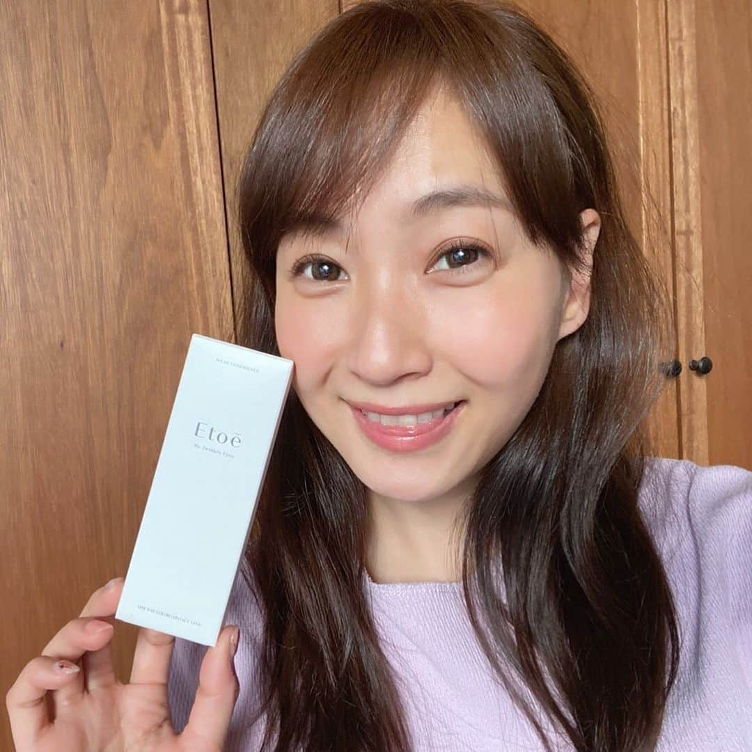 藤本美貴さんのインスタグラム写真 - (藤本美貴Instagram)「ママでも自然につけられて印象が変わるコンタクト！ 年齢問わずつけられる自然なカラーです☻ つけてるレンズ以外のカラーも全部ナチュラルだから気分で変えても楽しそう！  洗練されたパッケージデザインも素敵♡  柔らかで軽い着け心地で、 2枚入りとか、全色お試しセットもあるのが嬉しいですね。  特別な日につけるのもいいかも！  #etoe #エトエ #エトエナチュラルリッチ #PR @etoe_official」4月25日 19時46分 - mikittyfujimoto