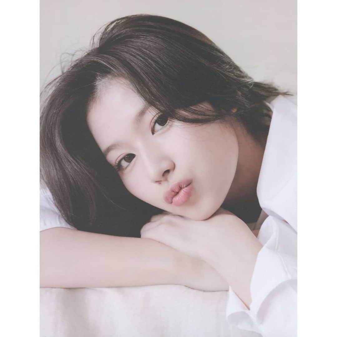 サナさんのインスタグラム写真 - (サナInstagram)「[SCAN] Yes I Am Sana photobook (16) ーーーーーーーーーー Follow > @sana.twice.kr < . @twicetagram #TWICE#트와이스#ONCE#Sana#사나 #Nayeon#나연#Jeongyeon#정연#Momo#모모#Jihyo#지효#Mina#미나#Dahyun#다현#Chaeyoung#채영#Tzuyu#쯔위」4月25日 19時58分 - sana.twice.kr