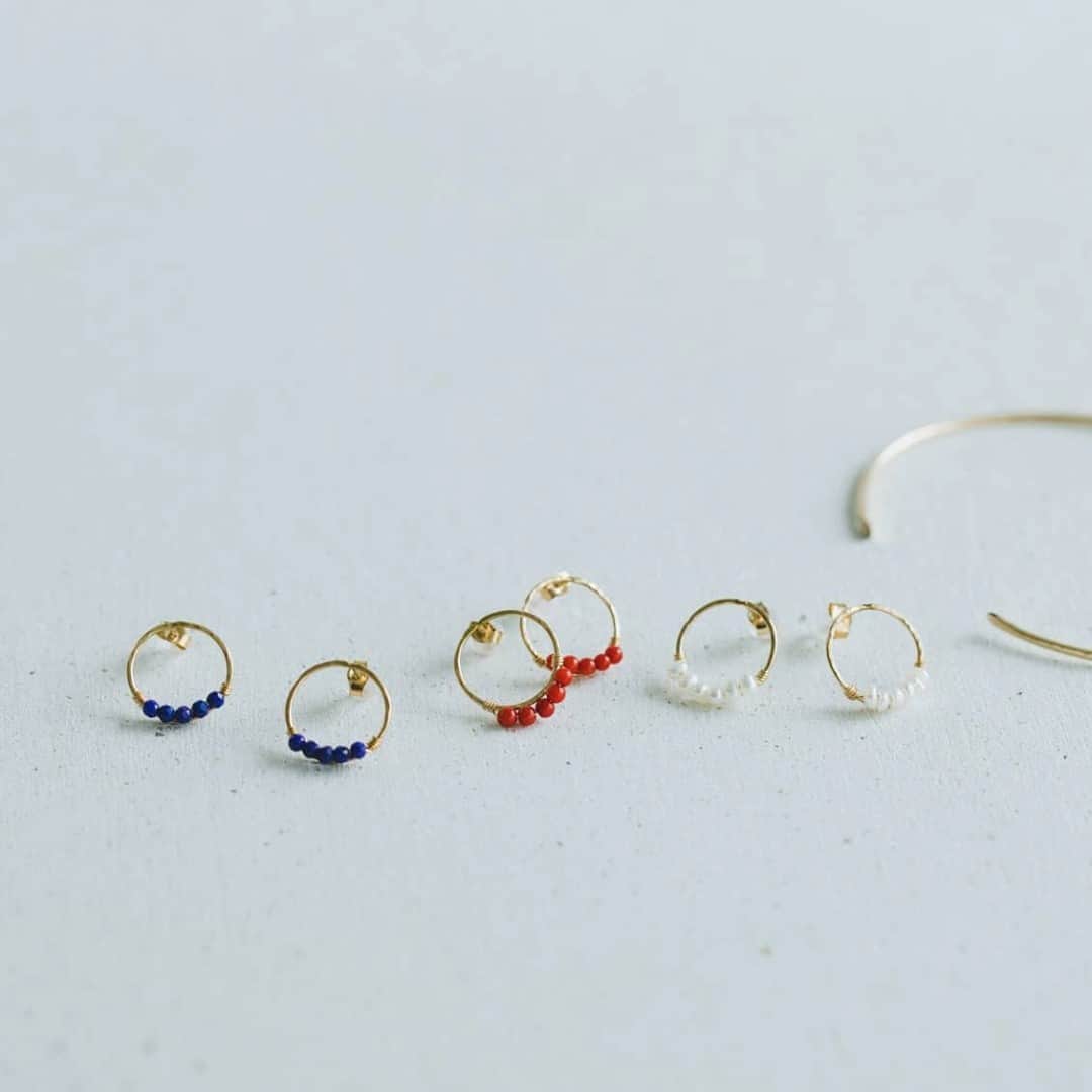 のインスタグラム：「心ときめく、鮮やかな彩り♪ ハンドメイドの天然石アクセサリー。 . - - - - - - - - - - - - 発売以来、大人気のアクセサリーが 「minikin」より全種類そろって入荷しました！ 夏のコーデに、絶妙な彩りをプラスしてくれますよ。  肌なじみのよいゴールドは、 上質な14金ゴールドフィルドを使用。  一般的なものよりも厚めに ゴールドが圧着しているので、 メッキが剥がれにくく、 長くご愛用いただける優れものなんです。  重さは両耳合わせても約1gと、 驚くほどの軽さなので、 つけていることが気にならないのは 嬉しいポイントです。  色物にはまだ挑戦したことがないです！ という方にも、このサイズだからこそ ぜひお試しいただきたいアイテム◎  日常着からフォーマルなシーンまで フィットする「淡水パール」も ご用意しています♪ . - - - - - - - - - - - - minikin / ミニキン / 天然石が並ぶイヤリング・ピアス . ▶︎ プロフィールのリンクから、お値段・サイズなど詳しい情報をご覧いただけますよ。→@hokuoh_kurashi . #fashion#coordinate#アクセサリー#イヤリング#バングル#ピアス#今日のアクセサリー#夏#夏コーデ#ファッション#コーデ#お買い物#秋#今日のコーデ#シンプル#シンプルライフ#シンプルデザイン#暮らしを楽しむ#日々の暮らし#北欧#暮らし#北欧暮らしの道具店」