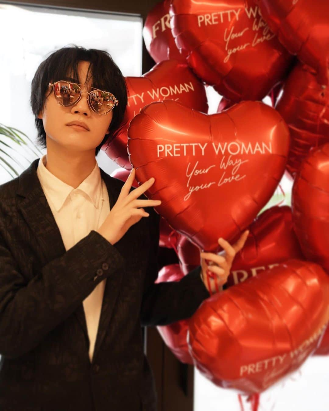 桜田通さんのインスタグラム写真 - (桜田通Instagram)「FRED Pretty Woman Popup Store  先日、お招き頂きました✨ 『ハート』のジュエリーを身に付けるのは、女性のイメージという方もいると思いますが、多様性を重要視しているブランド、FREDのジュエリーを僕も身に付けさせて頂きました。  絵に書くと可愛らしいイメージの『ハート』『♡』でも、本質的な"Heart"は全ての生命、そして私達の中に存在しているものであり、そのモチーフのジュエリーを身に付けることに、性別を考える必要はもうないのだと感じさせてくれました。  "似合うものを身に付ける"より"自分が望むものを身に付ける"べきだと、改めてFREDのジュエリーからメッセージを受け取った気がします💘  そして美しい"Heart"のジュエリーを身に付けることによって、目に見えない部分の"Heart"も、どんな時代になろうと、美しさを失わずに持ち続けたいと思わせてくれました。  ラデュレとコラボレーションしていたマカロン、アフタヌーンティーも最高でした✨  写真、最後のハートのサングラスは少しふざけてしまっていますが、、真面目にかけるととても可愛らしいサングラスでした！  @fredjewelry #FREDxBATSU #FREDPrettyWoman #YourWayYourLove #FREDJewelry #Promotion」4月25日 20時04分 - dorisakurada