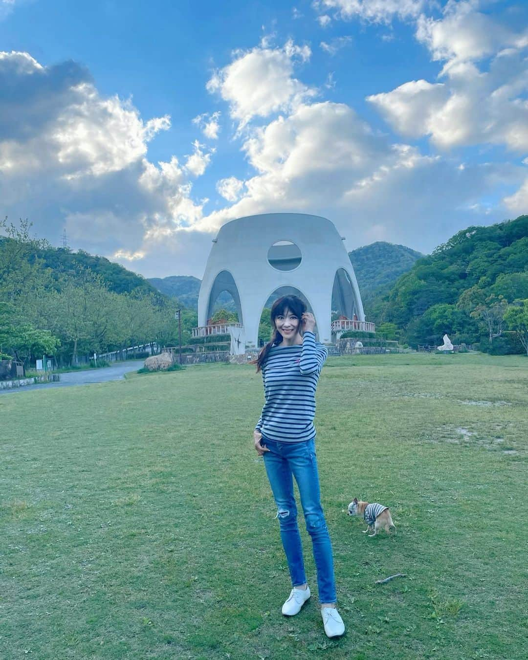 山田佳子さんのインスタグラム写真 - (山田佳子Instagram)「夕方のお散歩〜♪だんだん日が長くなってきた😄﻿ ﻿ #お散歩﻿ #気持ちがいい﻿ #芝生﻿ #休日﻿」4月25日 20時09分 - yoshiko117