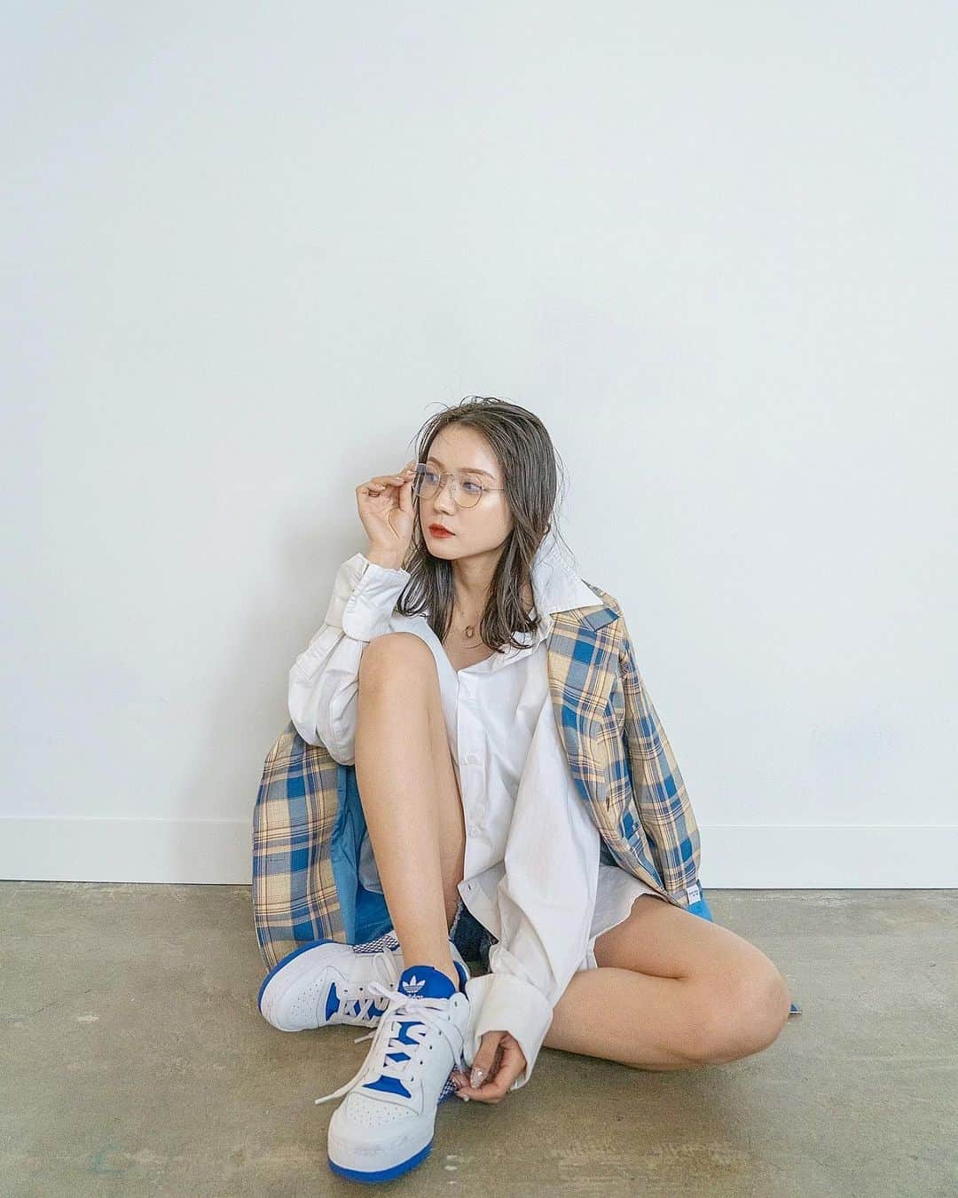 小瀬黎奈さんのインスタグラム写真 - (小瀬黎奈Instagram)「私服でジャケット持ってないからだいぶ新鮮。🧥👓💙」4月25日 20時39分 - 922_reina