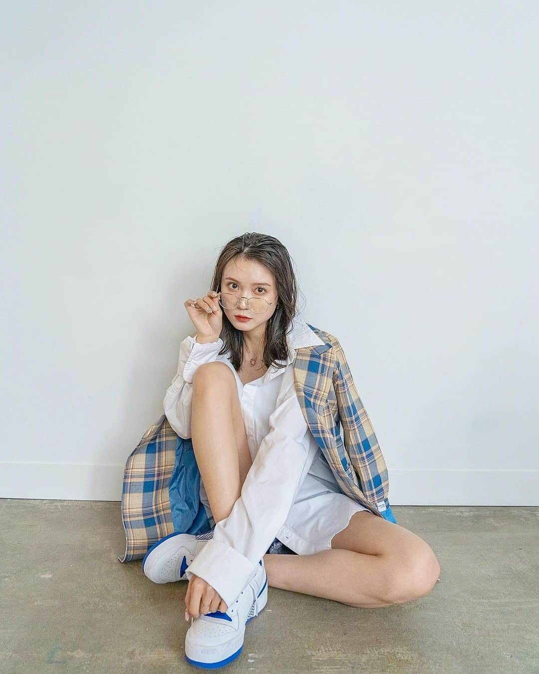 小瀬黎奈さんのインスタグラム写真 - (小瀬黎奈Instagram)「私服でジャケット持ってないからだいぶ新鮮。🧥👓💙」4月25日 20時39分 - 922_reina