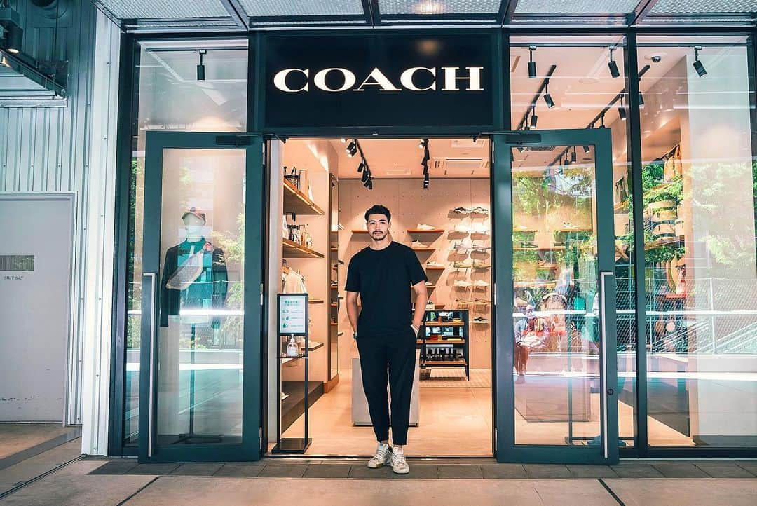 石倉ノアさんのインスタグラム写真 - (石倉ノアInstagram)「Coach .. . Coach渋谷宮下パーク メンズの店舗にお邪魔してオーダーメイドスニーカーを作りに行ってきました☺️ 春、夏にむけて白ベースにパイソンでシンプルに仕上げた。ここがこうやったらいいのに　って言うところがなく1から作れるからかなり満足✨ かなり楽しみ。はやくこないかな。 . .. #CoachNY #宮下パーク」4月25日 20時45分 - zeppelin.noah