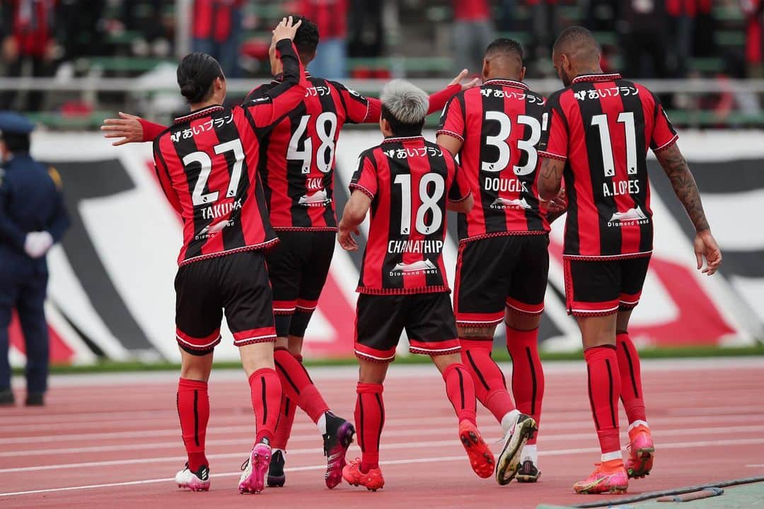 ジェイ・ボスロイドのインスタグラム：「It’s great that we got the 3pts yesterday. We battled through the game and got win which is the most important thing.  Being out for about 4 months and not having a pre season, it’s difficult to get started but yesterday I scored my first goal of the season, first of many!!🙏🏽 @jaychanathip played his 100th Jleague game.  @tsuyoshi2632 scored his first professional goal so it was a good day all round.  As a team we need to perform better, we started the game slow and it looked like there was no motivation, the 2nd half was better and that’s how we have to approach every game from the start if we are to reach the ACL.   #consadole#team#together#win#belief#determination#striveforgreatness#blessed#hardwork#dedication#soccer#football#training#japan#jleague#adidas#adidastokyo#JB48」