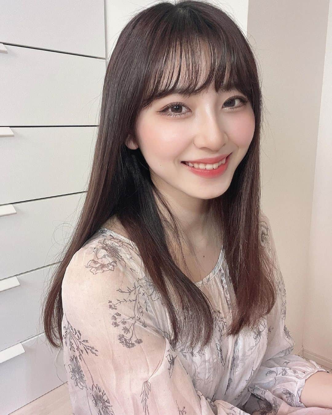 斎藤まりなのインスタグラム：「最近すごく暖かくてもうすぐ夏だなあ〜なんて思ってる(早い) 春服は可愛いものが多くて好き ・ ・ 実はここ2ヶ月間ほぼ毎日ギターを練習してて だいぶ色々な曲弾けるようになりました🎸 ・ 1番得意な曲はクリープハイプのexダーリンです ・ いつかみんなに披露したいな」