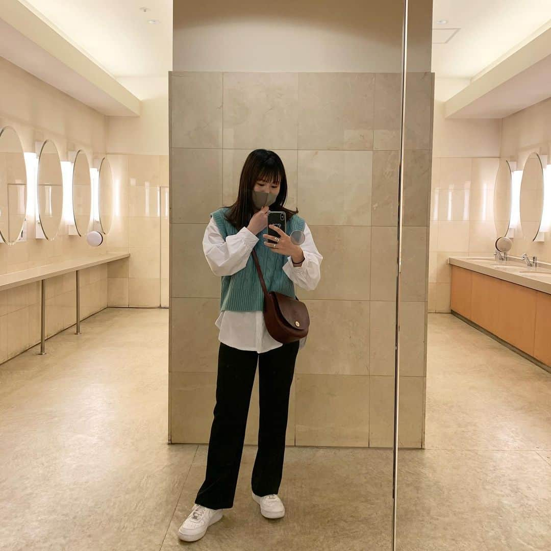 大関れいかのインスタグラム：「. 綺麗なトイレ🚽 #私服」