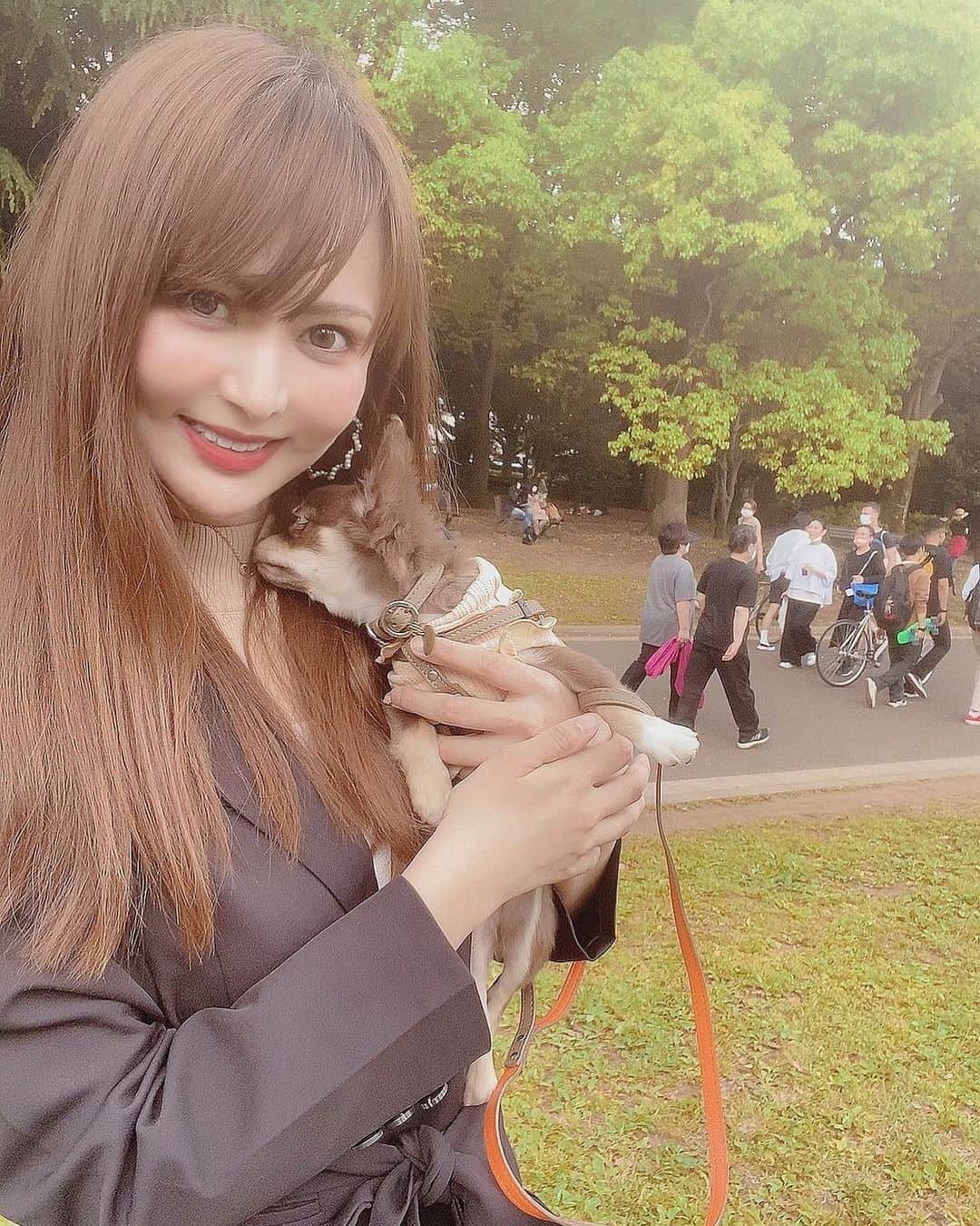 望月美穂のインスタグラム：「﻿ ﻿ お散歩行ってきた〜♡﻿ ﻿ お昼は暑いけど夕方はまだちょっと肌寒いね😖﻿ お洋服は @lilyboutique_official ♡♡  ﻿ もうそろそろ夏物揃えなきゃー(*´꒳`*)♡﻿ ﻿ ﻿ #お散歩#お散歩日和#チワワ」