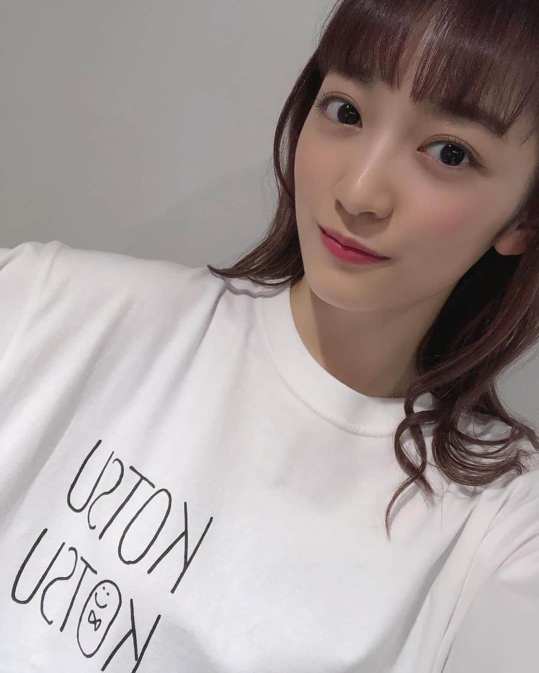 下村実生のインスタグラム：「こつこつ君Tシャツ、 本日で受付終了です！  受注生産なので追加販売の予定はありません！  そしてお申し込み1件につき1枚、メッセージカードも書くのでまだの方はお急ぎくださいね〜☺️  すでに受付して下さった方はお楽しみに♪ ありがとう〜😊」