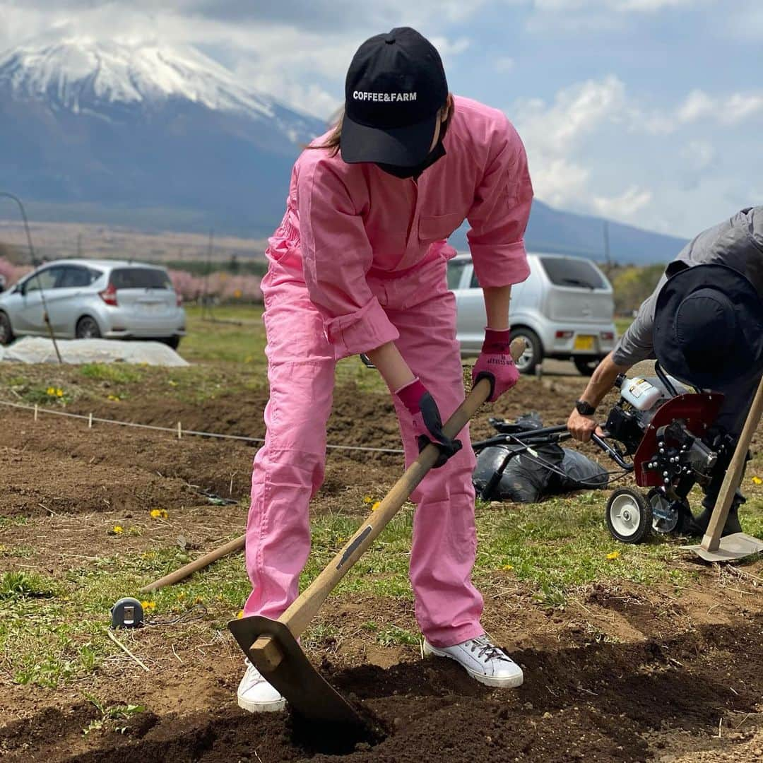 カナさんのインスタグラム写真 - (カナInstagram)「この春から趣味で農業を始めたよ👩🏼‍🌾💓🗻 1から自分達の手で耕した畑なんだ🌽 @coffeeandfarm 🥕 農業は、とにかく全てが最高☀️ 本当〜に楽しくて充実した時間！🔥 1回目は畑を耕すところから始まるから 体力的にとてもハードで翌日は筋肉痛💪🏻 ノーメイクで髪もボサボサな写真だけど みんなにお伝えしたかったんだ🙏🏻🤍 次回の農作業も今からとても楽しみでワクワクしてるよ😆🌷 ． #農業　#coffeeandfarm」4月25日 21時16分 - _kana627_