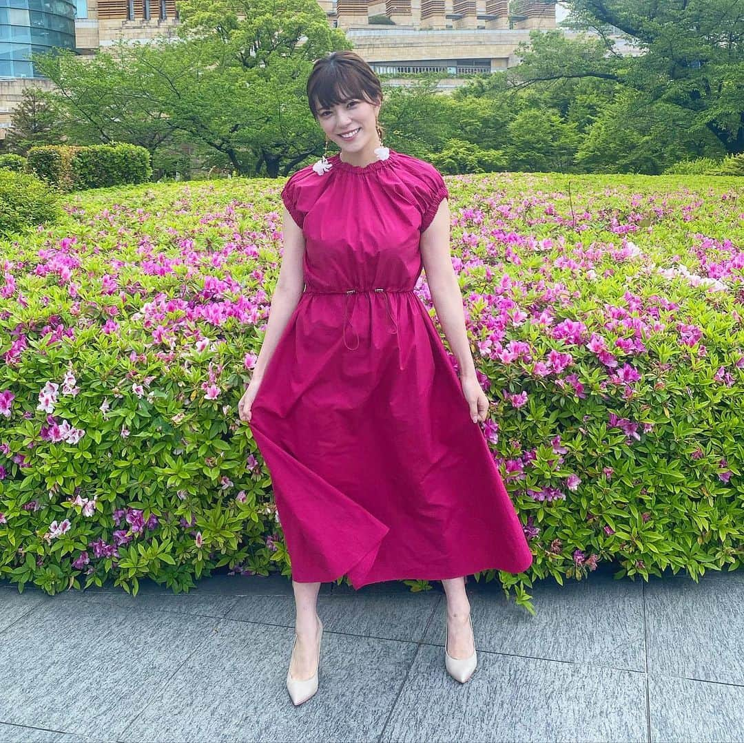 三谷紬さんのインスタグラム写真 - (三谷紬Instagram)「* 今週もABEMA的ニュースショーを ご覧いただきありがとうございました😊 今日からしばらくの間、 感染症対策の観点で アナブースからお伝えすることになりました！ 周りに誰もいないのは寂しいですね笑 今日の衣装は鮮やかなピンクのワンピース👗♡ 見頃を迎えているツツジが綺麗でした🌸 * #ootd#ワンピース#onepiece#衣装#code#today#ピアス#pierce#お花#ツツジ#🌸#👗#パンプス#靴#感染症対策#テレビ朝日#アナウンサー#三谷紬」4月25日 21時11分 - mitani_tsumugi