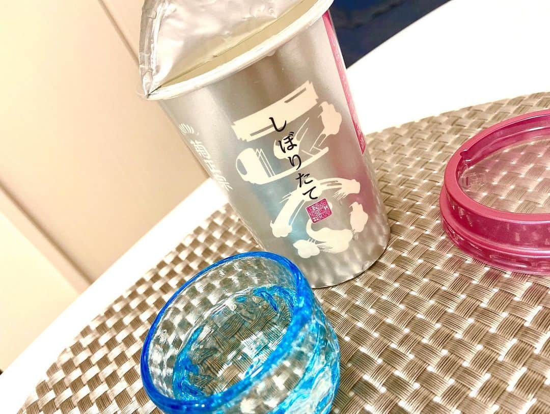 住吉史衣さんのインスタグラム写真 - (住吉史衣Instagram)「. . 菊正宗さんから「しぼりたてギンカップ」をいっぱいいただきました〜🌸🍶 桜色とシルバーのカップが可愛い☺️ . すっきりとマスカットのようなフルーティーで飲みやすくてさっぱりしてたお味。でも後味にふわっとお米の甘味が残るのがクセになる。どんなお食事とも合うお酒🌾 普段はあまり飲まないので私はお料理にも使ってます🍲日本酒を入れるとお料理に旨みが増して奥深さが出るだよねぇ〜🤤✨ . . 緊急事態宣言が出て、劇場やライブハウスの休業。終日酒類の販売停止。 自分の関わる演劇や芸能の世界も、一緒にお仕事させていただいている各酒蔵さんも、大変な思いをしています。 この状況が収まることを願うことしか出来ないのが悔しい。何か少しでも出来ることがないかしら。。 . . @kikumasamune_official  #ヴィッセル神戸 #イニエスタ 選手のCMでお馴染み！ #菊正宗 #日本酒 #飲酒タグラム #日本酒で乾杯 #おすすめ日本酒 #しぼりたて #pr #唎酒師 #大吟醸 #新酒 #おうち飲み #おうち時間 #おうちごはん #おうち居酒屋 #モンドセレクション #清酒 #일본술 #nihonshu #japanesesake #sakebottle #女子飲み #日本酒女子 #日本酒好き #日本酒好きな人と繋がりたい #晩酌 #グルメ女子 #お酒 #日本酒女子会  . . .」4月25日 21時23分 - fumie_0426