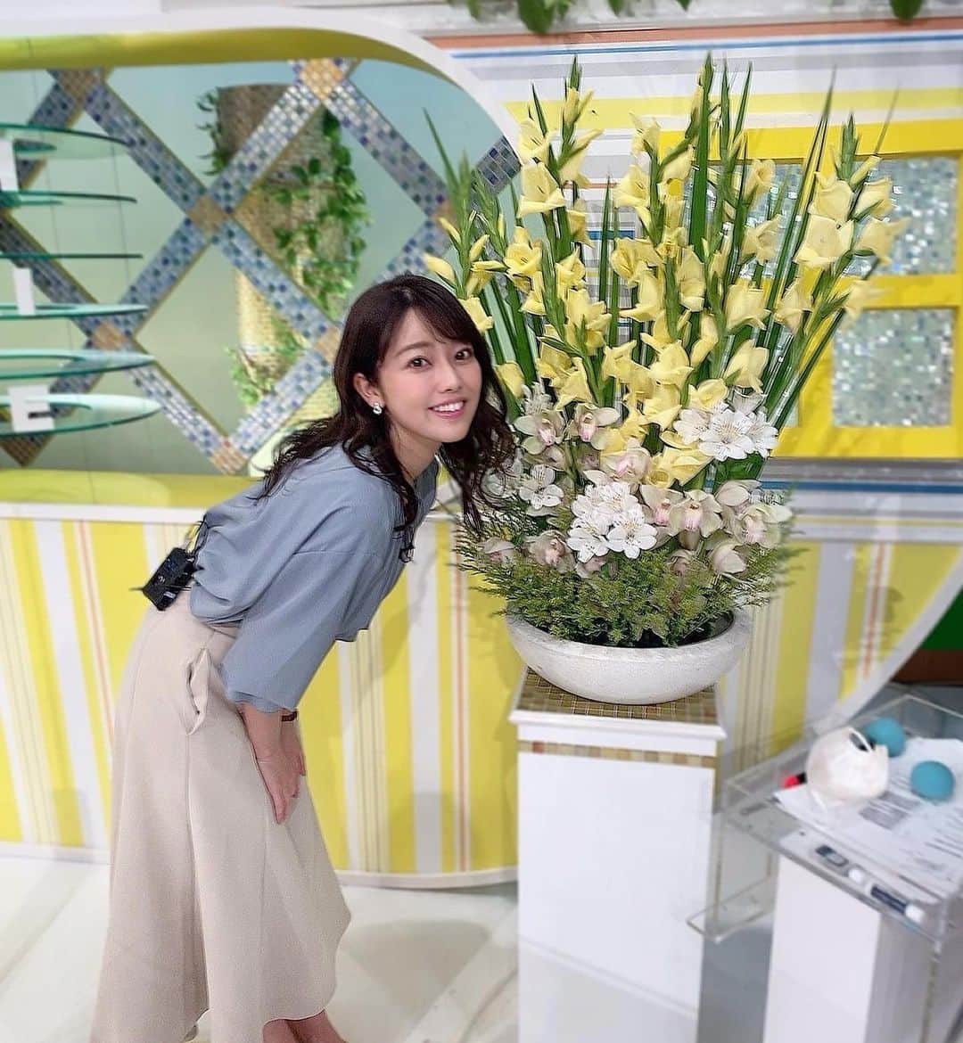 みさきさんのインスタグラム写真 - (みさきInstagram)「🌼 𝒩𝑒𝓌𝓈𝒸𝒶𝓈𝓉𝑒𝓇  #repost @misa_tabi0123   スタジオのお花と🕊 先週の金曜日「５up!」放送後の写真です。  ニュースを担当しました。 スタジオのお花とても綺麗ですよね☺️ 実は毎週変わっているんですよー🧸𖤐⡱  #tops ... #cohina #skirt ... #cohina  photo by 美佳アナ  #アナウンサー #アナウンサー衣装」4月25日 21時28分 - misaki.official