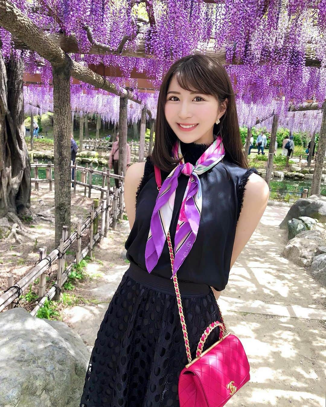 Manaさんのインスタグラム写真 - (ManaInstagram)「💜💜💜 𝑾𝒊𝒔𝒕𝒆𝒓𝒊𝒂  𝒇𝒓𝒐𝒘𝒆𝒓𝒔🌸 藤の花をいろいろな角度から💕 . 品種によって少しずつ異なる色の濃淡 . 藤棚全体で観賞するだけではなく ひと株、ひと房、いち輪、葉っぱ と注目するものを変えてみるとまた素敵でした🥺 . 一本が咲かせる花がこんなに！！ と改めて藤棚全体で見た時に感動しました…💓 . . . . Tops：#zara #ザラジョ Skirt：#amazon で #プチプラ Bag：#chanel #シャネル Scarf：#ninaricci #ニナリッチ . . #藤の花 #藤棚 #藤まつり #お写んぽ #天王川公園 #津島 #日本の風景 #雨上がり #夏日 #キレイめコーデ #きれいめコーデ #スカーフアレンジ #ブラックコーデ #大人可愛いコーデ #お花畑 #花畑 #料理研究家 #管理栄養士 #wisteria #wisteriaflowers #japan_photo」4月25日 21時39分 - mana.tcy