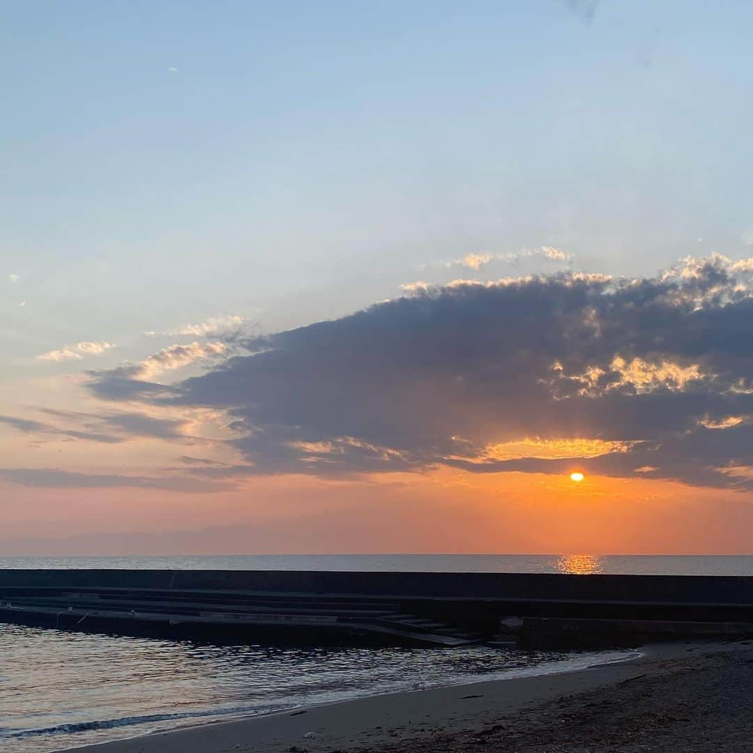 板谷由夏 さんのインスタグラム写真 - (板谷由夏 Instagram)「夕焼けパワー全開な日曜日の終わり。 ひとり海に出て、風を感じて。 ああ〜幸せ。って声が出た。 ありがとう、自然。」4月25日 21時46分 - yukaitaya