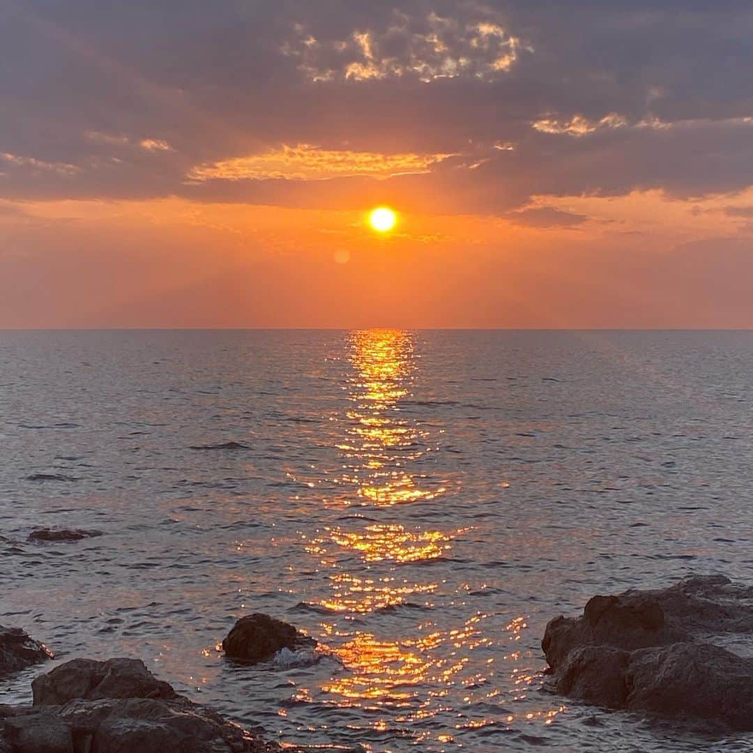 板谷由夏 さんのインスタグラム写真 - (板谷由夏 Instagram)「夕焼けパワー全開な日曜日の終わり。 ひとり海に出て、風を感じて。 ああ〜幸せ。って声が出た。 ありがとう、自然。」4月25日 21時46分 - yukaitaya