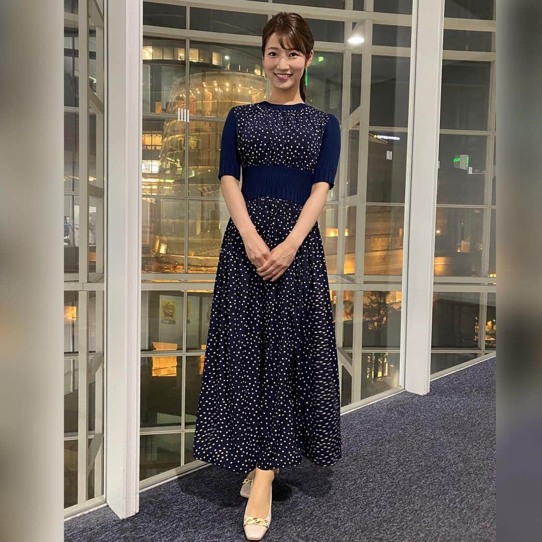 安藤萌々さんのインスタグラム写真 - (安藤萌々Instagram)「今夜のサンデーステーションは いつもより一時間遅く、 夜10時からのスタートです🌙  ワンピース⇨And couture ピアス⇨ete 靴⇨DIANA  今夜もよろしくお願いします😊   ワンピースが綺麗に見えるように動いた結果、 暴れる人になった。   #切り替え #リブニット #異素材  #細見え #骨格ウェーブ #ワンピース  #アナウンサー  #衣装 #春服 #ウェーブタイプ  #スタイルアップ #ootd」4月25日 21時49分 - momo_ando_ex