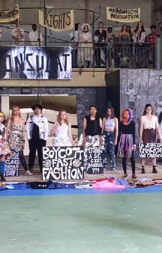 リンダマイフンのインスタグラム：「@fash_rev_france @fash_rev  @youthforclimateparis @xrfashionaction_france @andrea_crews」