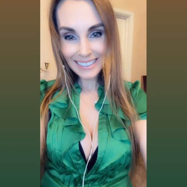 ターニャ・テイトのインスタグラム：「What am I listening to ? 🎧🎶🥰」