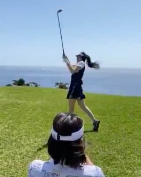 のインスタグラム：「. . . 映えの海越えコース🐥🐥🐥🐥🐥 . ポンコツ　ミス動画🤣笑笑 ボヤけてるけどまじ楽しかった🥺 . . 動画で"本当の海"って突っ込まれてるwww お気に入りのピンクちゃん 吸収されました🤣🤣 . . 早く次行きたいなあ〜 . . #ミス動画 #みんな仲良いな ww #ゴルフスイング  #沖縄 #4月 #オーシャンビュー　#ゴルフスイング動画  #ゴルフ #ゴルフ女子コーデ #ごるふ女子  #golf #golfgirl #okinawa #srixon #srixongolf  #newbalance #resort #sport #japan #japanesegirl #japanese #clia #junandrope #adidas #サザンリンクスゴルフクラブ #サザンリンクス #サザンリンクスリゾート #サザンリンクスゴルフ倶楽部  . . p.s Googleフォトが2021年6月から 有料化するみたいだね😅 アマプラ民になろうかな😙！」