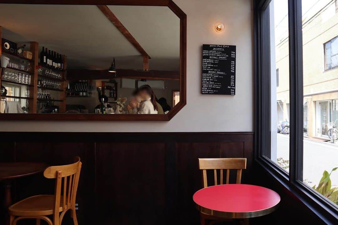 石井輝明さんのインスタグラム写真 - (石井輝明Instagram)「経堂。 幕張ありがとうございました。 明日も幕張でお世話になります。 何卒よろしくお願いします。  #chezrona #cafe #coffee #カフェ #喫茶店 #東京カフェ #経堂カフェ #カフェ芸人 #ここ行った時 #たまたまダイタクのダイに会った #会ったけどなんか自撮りで撮影してたから声はかけず #それをその日の夜に伝えたら #なんで声かけないんですかって不審がられた #オンラインサロン用の配信みたいなんをしてたらしい #ダイタクの家の #次また会ったら声かけたいと思います」4月25日 22時35分 - comandanteishii