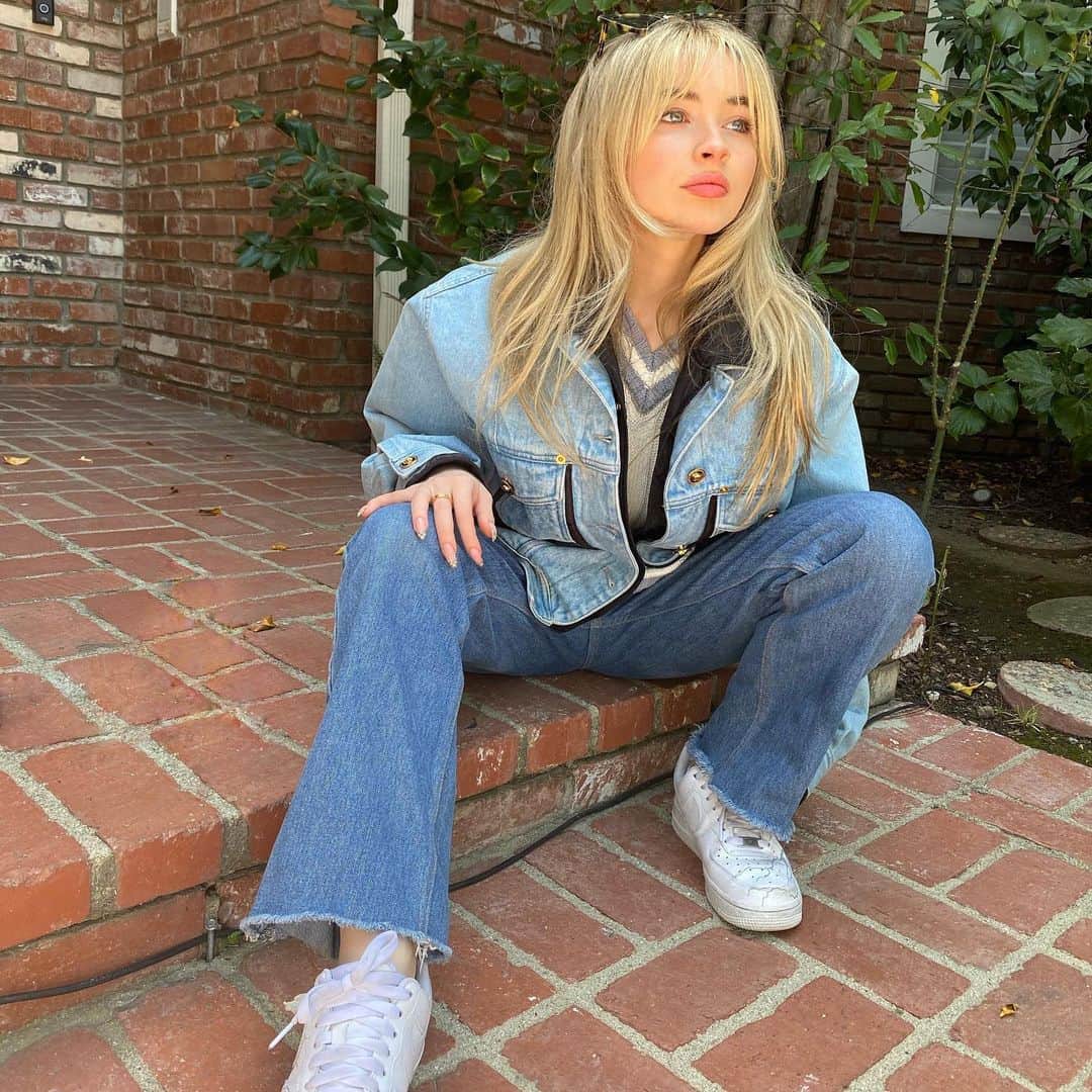 サブリナ・カーペンターのインスタグラム：「(✿◠‿◠)」
