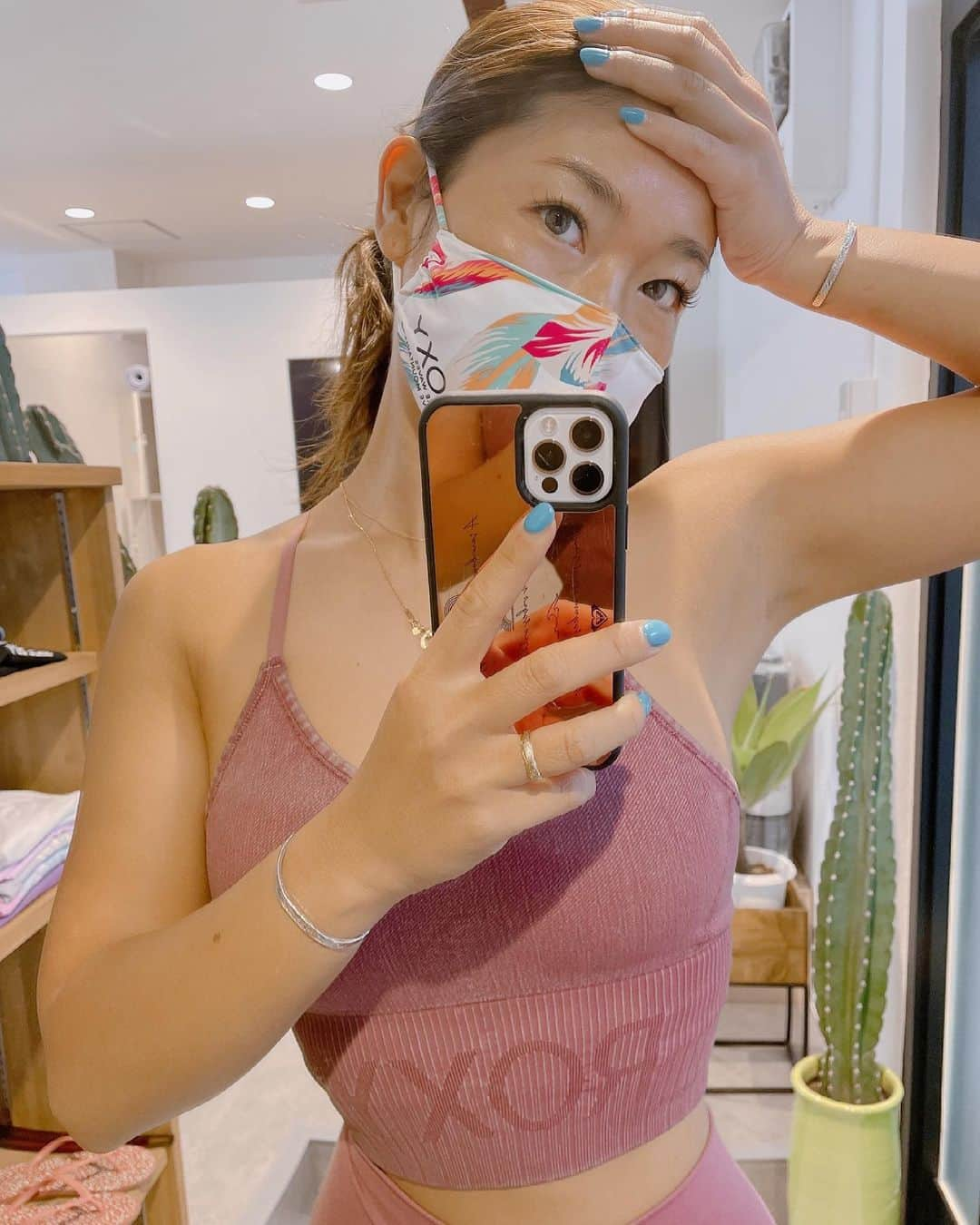 大下瞳美さんのインスタグラム写真 - (大下瞳美Instagram)「新しいウェアテンションアガル♡  @roxyjapan   #newwear  #yogawear  #yogateacher #yogastudio #roxyjapan  #roxyfitness  #ヨガウェア  #ヨガジョ #ヨガのある暮らし   studio: @suryogahiroshima」4月26日 9時10分 - hitomiooshita