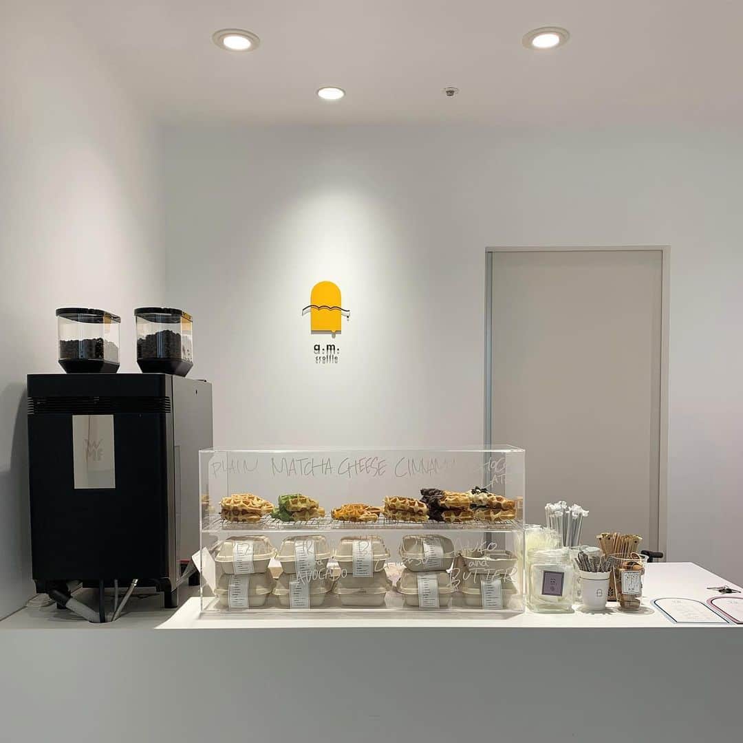 のインスタグラム：「☕️﻿ ﻿ ﻿ ﻿ ﻿ 名古屋で行きたかった﻿ クロッフルのお店🐏﻿ ﻿ ﻿ かわいかった👨🏻‍🍳🤍(語彙力)﻿ ﻿ ﻿ TAKEOUTしたクロッフルは﻿ あしたの朝ごはんに食べます〜❕﻿ ﻿ たのしみだな💭﻿ ﻿ ﻿ ﻿ ﻿ ﻿ ﻿ ﻿」