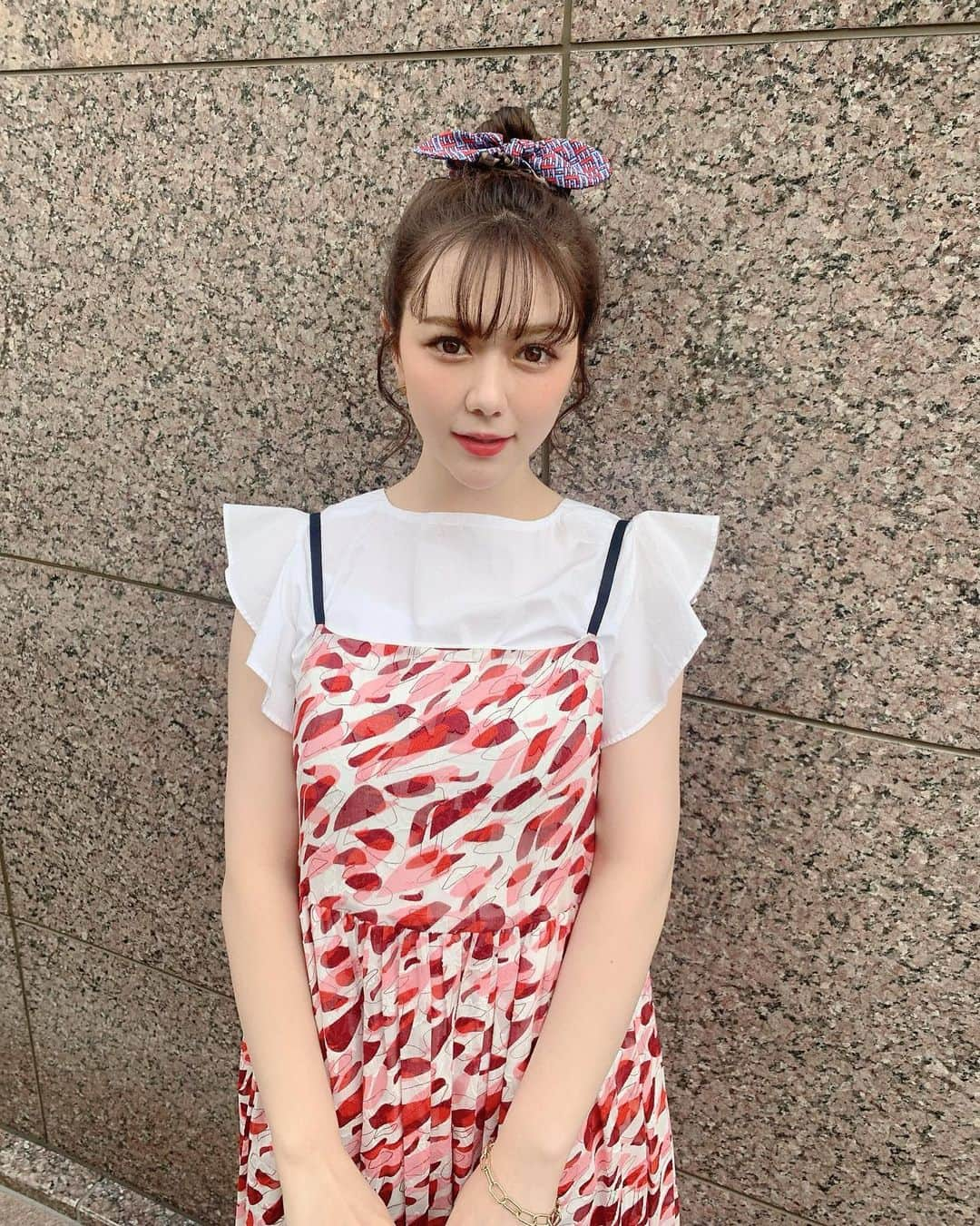 村重杏奈さんのインスタグラム写真 - (村重杏奈Instagram)「今日はね盛り沢山な一日だったよ〜 毎日ヘトヘトで幸せでーす！ せーの！あんにゃん今日も\\\\お疲れ様//// ヘアメイクは(@it1031777 )さんです🐟 ワンピース(@obli_official ) シュシュ(@fendi ) 明日もがんばどー🤌🏻」4月26日 0時46分 - hktanna4848