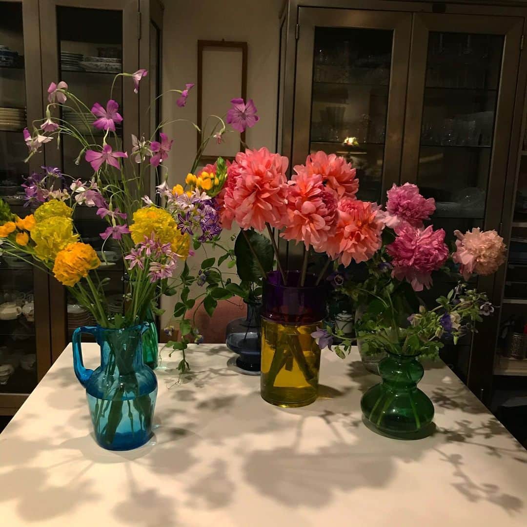丸山敬太さんのインスタグラム写真 - (丸山敬太Instagram)「そして、春の花を飾った。 いつもより気持ちがあがるような 色を選んだ。  空気が澄む。」4月26日 1時35分 - keitamaruyama