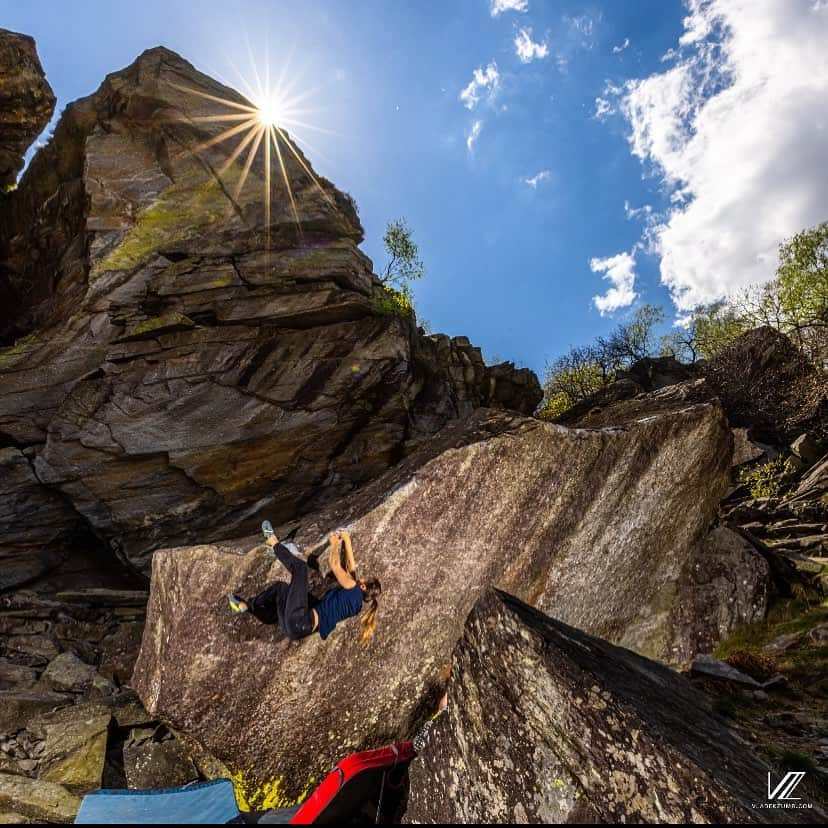 レベッカ・ストッツのインスタグラム：「Ticino vibes ☀️   #bouldering #ticino #chironico #sunshine #goodvibes #climbinglife #outdoor #beautifulswitzerland   @vladek_zumr」