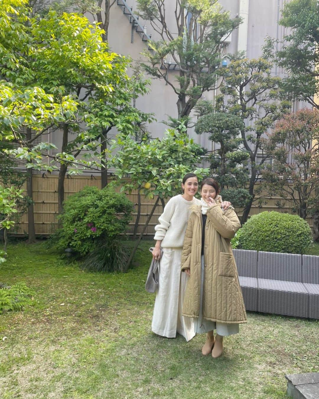 一色紗英のインスタグラム：「🌿 ユリちゃんと私は、その昔同じ女性マネージャーさんにスカウトされ娘のように愛情を注いでもらった、チーム中村の2人姉妹だったのです。  ハープのような優しいトーンが懐かしく、古巣での絆を感じる幸せな時間だったな。  純真な心で笑ってくれるユリちゃんが大好き。」