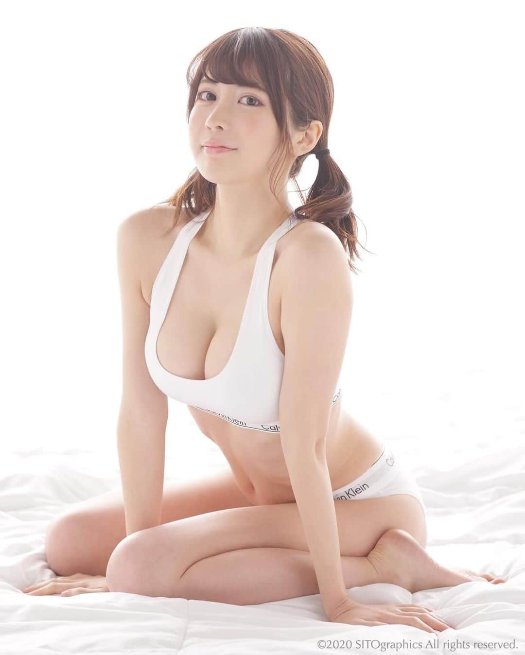 シト山口のインスタグラム：「㊗️30万人突破と言ってる間にもう30.1万人😳💕 次なる目標へ 爽やかで健康的に行きましょう( ´ ▽ ` )ﾉ model まりあ @ria0333  underwear Calvin Klein photo シト山口 @sito_yamaguchi  #model #make #fashion #hairmake  #photo #shoot  #instafollow #フォロー #いいね #モデル #美脚 #美人 #美肌 #美白 #小顔 #スタイル #ヘアメイク #メイク #ポートレート #ファッション #ビューティー #作品撮り  #写真好きな人と繋がりたい #被写体 #グラビア  #レースクイーン  ©︎2021 SITO graphics All rights reserved.」