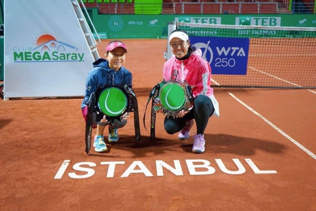 日比野菜緒のインスタグラム：「WTA ISTANBUL ダブルス準優勝でした。  今、遠征7週目になりますがようやく形に残る結果を残せてホッとしています。 紆余曲折ありますが、引き続き目標を見据えて頑張りたいと思います。  バブルの中での遠征はなかなか精神的に大変なこともあり、最近はSNSの使用を控えています。更新の頻度は低くなりますが、またいい報告ができるように頑張ります☺️ • #ブラス #ラディアス7 #ルコック #ヨネックス #ザムスト #イスタンブール」