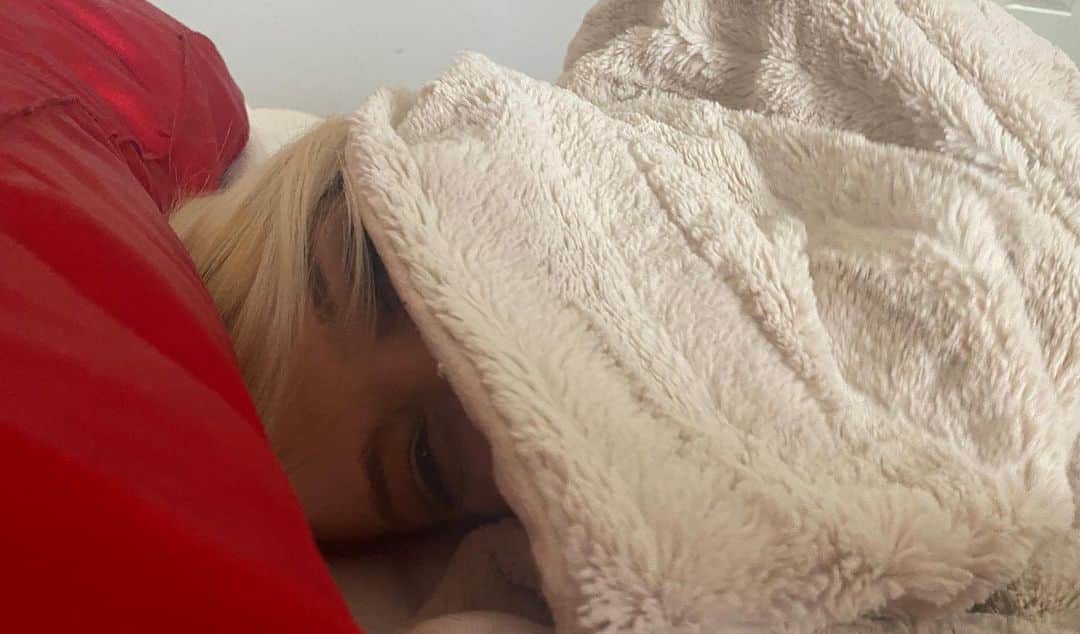 ケナ・ジェームスのインスタグラム：「Don’t make me get up 🙈🥺」