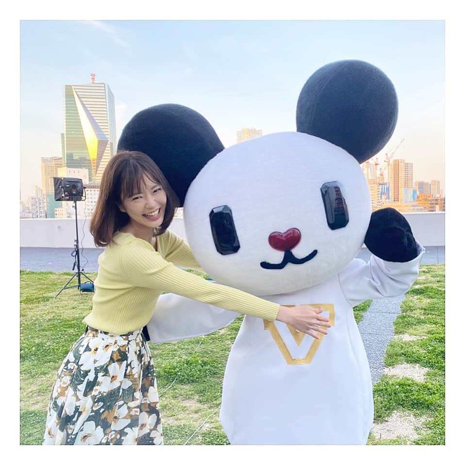 下村彩里さんのインスタグラム写真 - (下村彩里Instagram)「スーパーJチャンネルお天気コーナー 出演前のゴーちゃん✨  屋上でゴーちゃんを発見🥺✨  #最後は #ディレクター とともに #本番の #立ち位置に向かう #ゴーちゃん #2人は #長年の付き合い #だそうです #後ろ姿も可愛い...  #ゴーちゃん @gochan_v  #テレビ朝日#テレビ朝日マスコットキャラクター#マスコット#キャラクター#可愛い#思わず#エアーハグ#下村彩里#テレビ朝日アナウンサー」4月26日 18時41分 - sairi.shimomura_ex