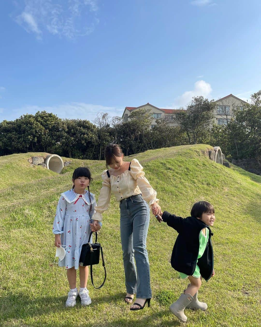 ホン・ヨンギさんのインスタグラム写真 - (ホン・ヨンギInstagram)「#영기와여행 #영기와제주 🌴  아드님이랑 사진찍기 힘들어요.. 근데 꼭 다른친구랑 찍으려고 하면 달려옴 완전 질투쟁이에요ㅋㅋㅋ 영심이맘분들은 아들하고 사진어케찍으세요..?😭」4月26日 17時51分 - kisy0729