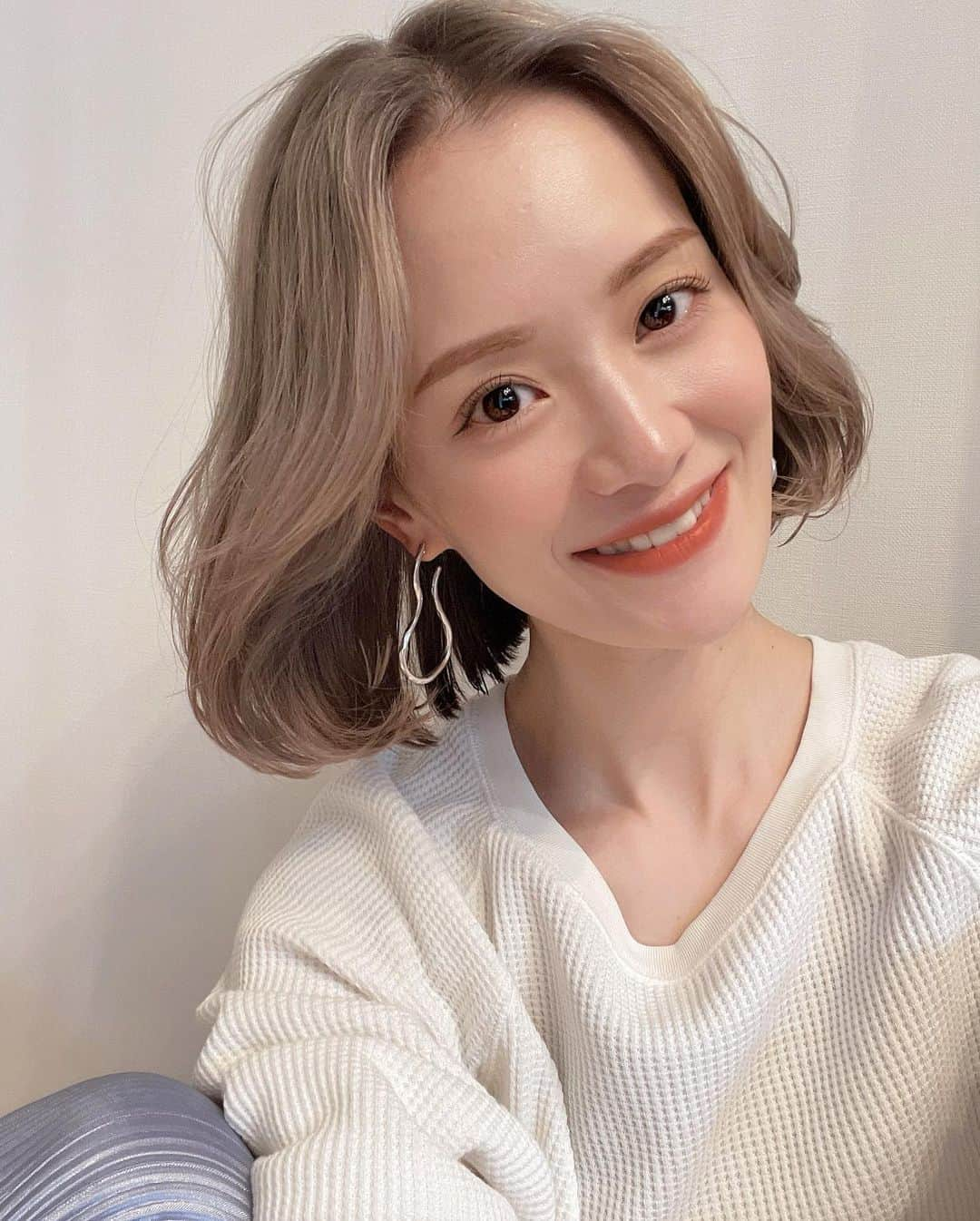 Arisaさんのインスタグラム写真 - (ArisaInstagram)「2ヶ月ぶりに美容院💇‍♀️❤️ ハイトーンだから月1で行かないと生え際が大変なことになります笑笑  今回根本ブリーチでシルバー系でオンカラー❤️ 毛先はもうブリーチ3回してるのでこれ以上はしないw 今回巻く前につける良いオイルを教えてもらい購入したのでまた紹介するねっ❤️  今回は韓国風ヘアにまたしたくて、一度でも切ってもらいたかった @tanabe__kana さんの所へ行ってきました🥰 可愛い可愛い #ヨシンモリヘア に❤️ 大満足です😍 これでしばらくまた切らなくて大丈夫かな🙆‍♀️🙆‍♀️🙆‍♀️ とにかくハイトーンから抜け出せません😎  #ヨシンモリ#韓国風ヘア#韓国風前髪#ヨシンモリ巻き#ハイライト#ハイトーンカラー#ハイトーンボブ#前下がりボブ#ハイトーンベージュ#銀座美容院#韓国ヘアスタイル#韓国ヘアカラー#韓国ヘアー」4月26日 18時05分 - saarariii