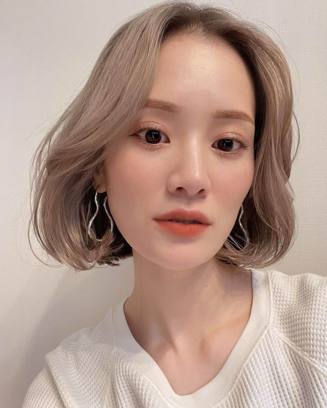 Arisaさんのインスタグラム写真 - (ArisaInstagram)「2ヶ月ぶりに美容院💇‍♀️❤️ ハイトーンだから月1で行かないと生え際が大変なことになります笑笑  今回根本ブリーチでシルバー系でオンカラー❤️ 毛先はもうブリーチ3回してるのでこれ以上はしないw 今回巻く前につける良いオイルを教えてもらい購入したのでまた紹介するねっ❤️  今回は韓国風ヘアにまたしたくて、一度でも切ってもらいたかった @tanabe__kana さんの所へ行ってきました🥰 可愛い可愛い #ヨシンモリヘア に❤️ 大満足です😍 これでしばらくまた切らなくて大丈夫かな🙆‍♀️🙆‍♀️🙆‍♀️ とにかくハイトーンから抜け出せません😎  #ヨシンモリ#韓国風ヘア#韓国風前髪#ヨシンモリ巻き#ハイライト#ハイトーンカラー#ハイトーンボブ#前下がりボブ#ハイトーンベージュ#銀座美容院#韓国ヘアスタイル#韓国ヘアカラー#韓国ヘアー」4月26日 18時05分 - saarariii