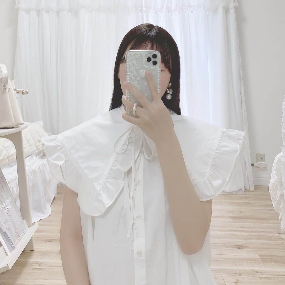 月森世菜さんのインスタグラム写真 - (月森世菜Instagram)「白ブラウス着回しコーデ🪞☁️  えりは外れるから違う お洋服にも使えるよ🐰🌷  バッグは @emmyofficial.jp だよ♡ ころんとして可愛いの🥰  質問はDMでなく最新の投稿の コメントにお願いします🤍  ┈┈┈┈┈┈┈┈┈┈┈┈┈┈┈┈┈┈┈ せいなです♡ 白系統の女子力アップのことに ついて毎日投稿しているので フォローして頂けると嬉しいです🍑  @seina.tsukimori   白系統のお写真を募集中✉️🕊 タグ付けしてね💭🩰  ファンネーム・マーク決まりました♡ → 🤍🕊 せいらー ┈┈┈┈┈┈┈┈┈┈┈┈┈┈┈┈┈┈┈ #白コーデ #ホワイトコーデ #着回しコーデ #着回しアイテム #ガーリー  #フリルブラウス #PR #フォルクシー #forksy #ブラウス #シャツ #ビックカラーシャツ #2wayシャツ #プチプラコーデ #プチプラ高見えコーデ #春コーデ #白系統  #オールホワイト #ガーリーコーデ #淡色コーデ #snidel #デート服#おでかけコーデ  #デートコーデ　 #大人ガーリー #ガーリーファッション  #プチプラ高見えコーデ #淡色女子　#ガーリー #消えそうな色コーデ」4月26日 17時59分 - seina.tsukimori
