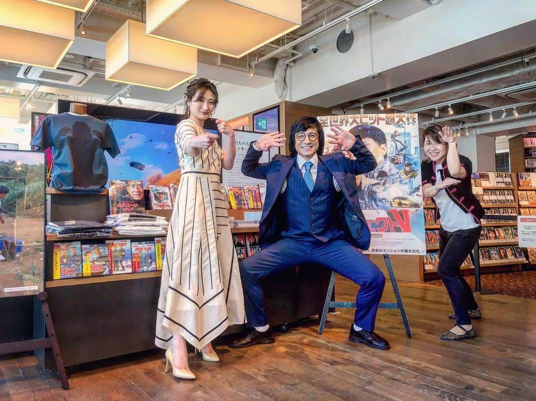 武田梨奈のインスタグラム：「🔥 本日は「私たちの大好きなジャッキー・チェン集大成トーク」イベントに登壇させて頂きました😎✨  私は挫けそうになる時、ジャッキー映画を観ます。 不思議とパワーが漲ってくるのです。  最新作『#プロジェクトV』も最高に楽しませていただきました。激しく暴れています。撮影時まさかの65歳！ いくつになってもかっこいい！ 永遠の憧れであり、夢です。  またスクリーンで観れる楽しみを持ちつつ、私も頑張ります。  現在、代官山の蔦屋さんではジャッキー特集がされていて、パネルやグッズ等盛りだくさん！！数年前、一人で上海の成龍電影芸術館に訪れた時の興奮を思い出しました🤲😹  写真は御馴染みのジャッキーちゃんさんと伊藤さとりさん❤︎  #jackiechan #JC #成龍 #急先鋒 #vanguard」