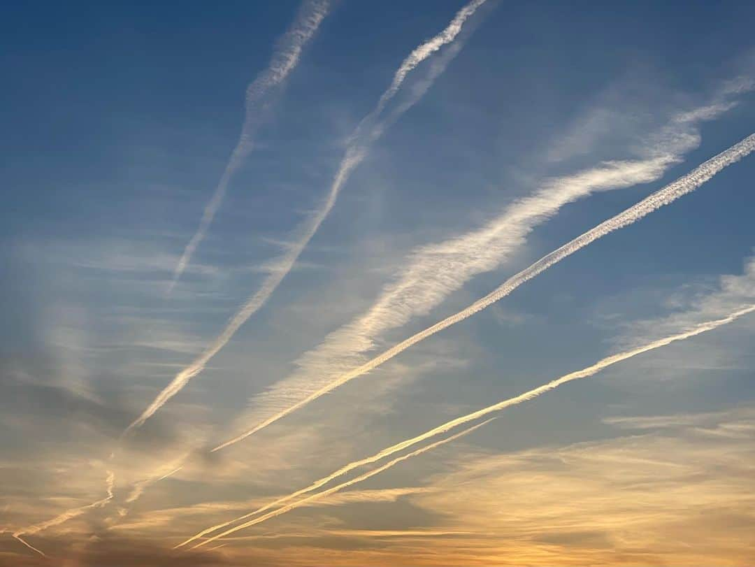 浅本美加のインスタグラム：「✨  #sunset#sunrise#contrail」