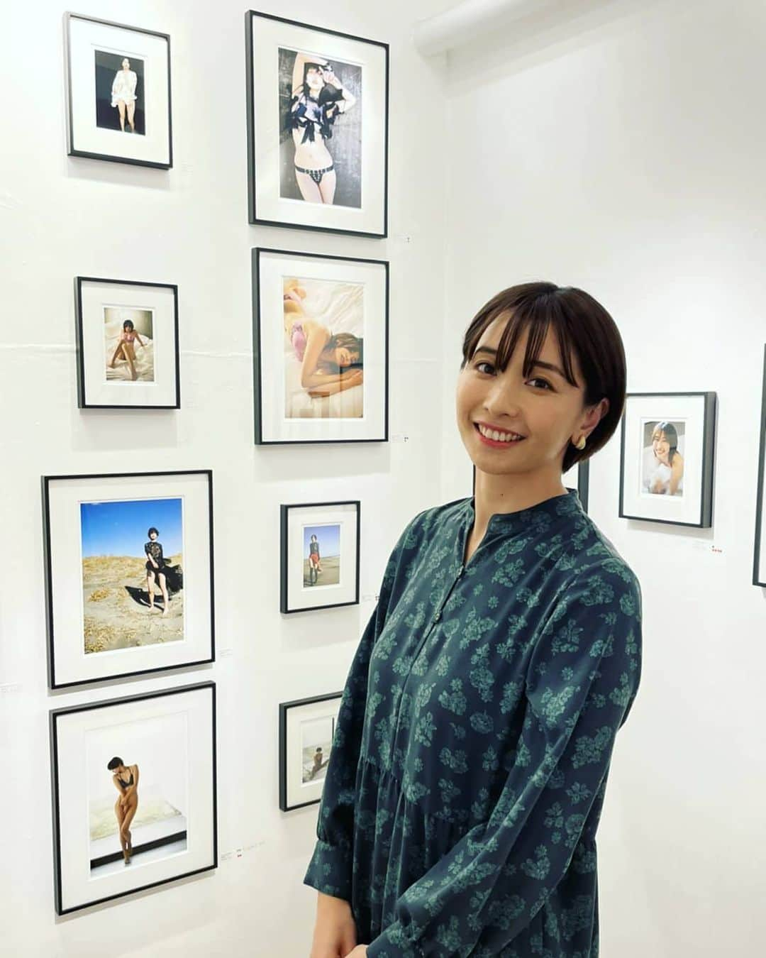 山崎真実さんのインスタグラム写真 - (山崎真実Instagram)「写真展「Narcissus」終了しました！ この状況の中、ギャラリーに足を運んでいただき本当にありがとうございました！  3度目の今回の写真展は、写真集「re.」のセックス感と同じぐらい今まで私の中でグラビアの撮影で遠ざけていたテーマ性だったので、すごく挑戦した展示でした。 毎回新しい山崎真実を発信したいと思っているんですがそれって本当に難しい… そんな中でカメラマンの舞山さんには今までにない新しい山崎真実を引き出していただき、自分自身も新鮮な気持ちで見れる展示になったことが本当に嬉しかったです！  今回の写真展も楽しかった… 応援して下さっているファンの皆さん、関係者の方々、お友達、偶然ギャラリーの前を通りがかって足を止めて下さった方… 本当にビックリするぐらいたくさんの方が「Narcissus」を見て下さり感謝の気持ちでいっぱいです。  またこのように挑戦できる機会があれば、これからも怖がらずやっていけたらと思います！  本当にありがとうございました！  #写真展#narcissus #本当にありがとうございました #舞山秀一さん #tokyoartsgallery #山崎真実写真展 #終わりました  #顔が眠そう😂 #山崎真実」4月26日 9時48分 - mami_yamasaki0920