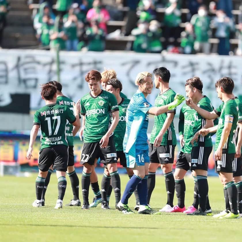 村山智彦のインスタグラム：「ㅤㅤㅤㅤㅤㅤㅤㅤㅤㅤㅤㅤㅤ やっぱアルウィンは凄い。 格別なスタジアム。 こんな状況にも関わらずたくさんの方々が足を運んでくれました。 本当に感謝してもしきれません。 まだまだ恩返しは足りないので皆さん受け取る準備お願いしますね。 ㅤㅤㅤㅤㅤㅤㅤㅤㅤㅤㅤㅤㅤ ロッカーの前、両ゴール裏に掲げてくださった横断幕。 しっかり目に焼き付けさせていただきました。 皆んなと一緒に闘ってるだなと改めて実感する事が出来ました。 ㅤㅤㅤㅤㅤㅤㅤㅤㅤㅤㅤㅤㅤ 試合後、スタジアムを回りながら挨拶する時のたくさんの方々の笑顔。 これですね、最高の週末ってのは。 ㅤㅤㅤㅤㅤㅤㅤㅤㅤㅤㅤㅤㅤ ただ、まだ2勝しただけと言う事実。 僕らは何を目指してどこに向かうチームなのか。 満足なんて出来る状況じゃない。 良い準備して土曜日を向かえます。 ㅤㅤㅤㅤㅤㅤㅤㅤㅤㅤㅤㅤㅤ 現地でDAZNで共に闘って下さい！ ㅤㅤㅤㅤㅤㅤㅤㅤㅤㅤㅤㅤㅤ #松本山雅 #サンプロアルウィン #adidas #adidasfootball  #村山智彦 #少しだけ出来た恩返し」