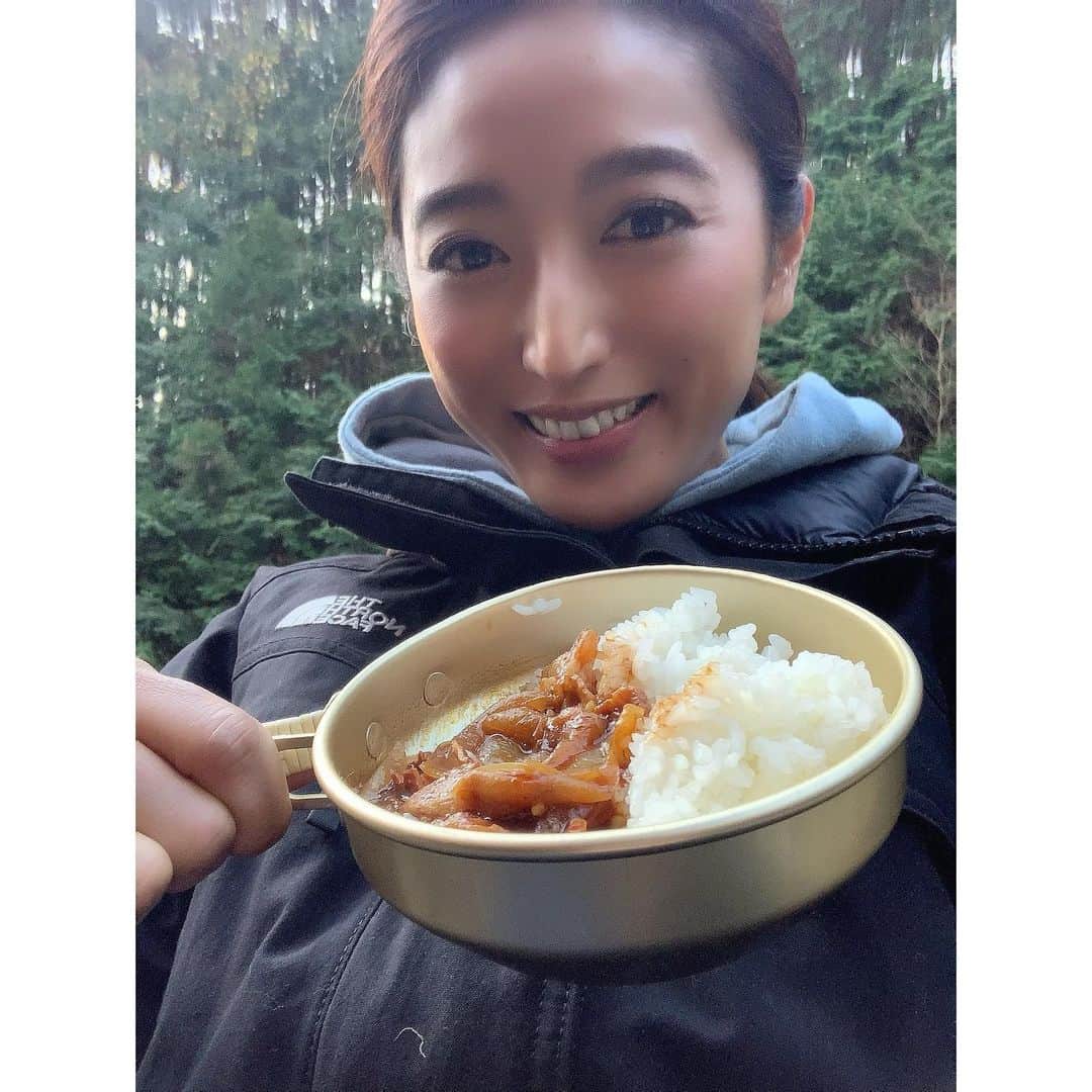 葛巻佳那のインスタグラム：「ちょっと前の話になりますが、 キャンプにお誘い頂いたので行ってきました🏕  小さい時は家族で夏になると、大きなテントを二つくらい持って寝袋やBBQコンロ、二泊くらい出来るだけの食料などの大荷物を車に積んで、川にキャンプ行くのが恒例だったので、そんな頃を思い出しながらこの写真のカレーライスを味わっていました🍛🥄  山の空気を吸いながら頂くご飯はなんでこんなに美味しいんでしょーね😋🌳  しかし、こんな余裕な顔していられたのも3時頃まで🌬 日が暮れてからの冬のキャンプは恐ろしく寒かった🥶 ブランケットにくるまって焚き火の前から離れられず❄️ くるぶしソックス大後悔🦶💀ｶﾞｸﾌﾞﾙ〜  そんな楽しかった思い出話でした🤗w  #アウトドア好き　 #キャンプ #キャンプ飯  #キャンパー #冬キャンプ  #焚き火」