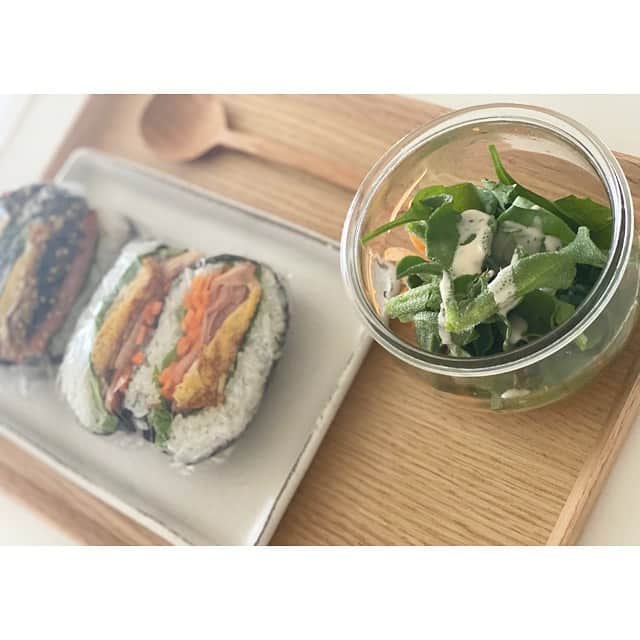 前田ゆかのインスタグラム：「今日から学校もオンライン授業に変わりお弁当は要りません。でもお昼を作るのは変わらないです。食べやすいようにとおにぎらずにしてみました！が！ 難しかった💦😆 熊本が送られてきたアイスプラントほんのり塩味のあるサラダも一緒に！  今日は楽しみにしていたアカデミー賞 少しだけレッドカーペットにユンヨジョンさんの姿が映し出されシンプルなドレス姿がうつくしく輝いてます👏 ユンさんを応援📣  #お弁当 #男子弁当 #bento #熊本野菜 #ミナリ #ユンヨジョンさんの存在感」